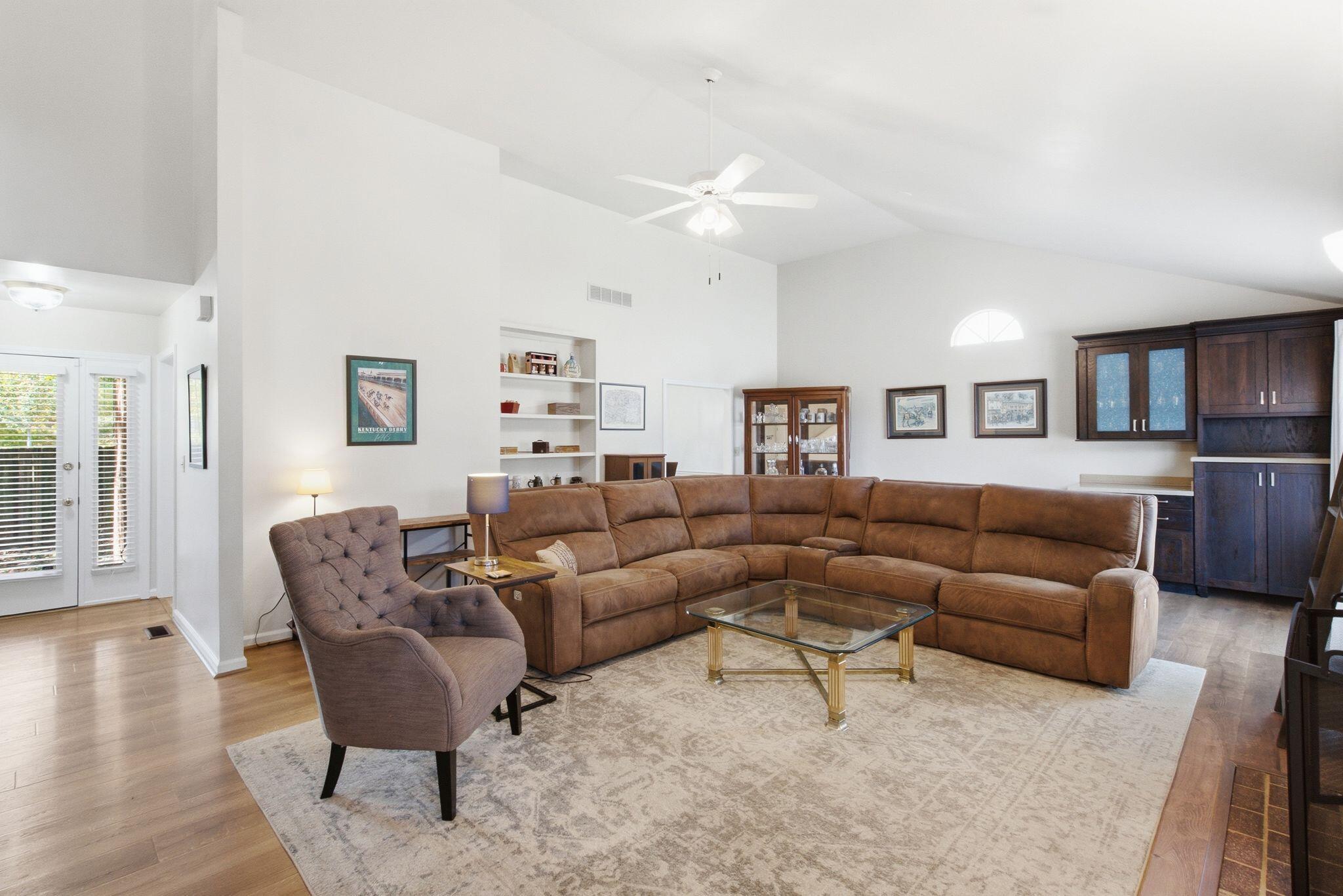 2208 Valencia Drive Property Photo 2