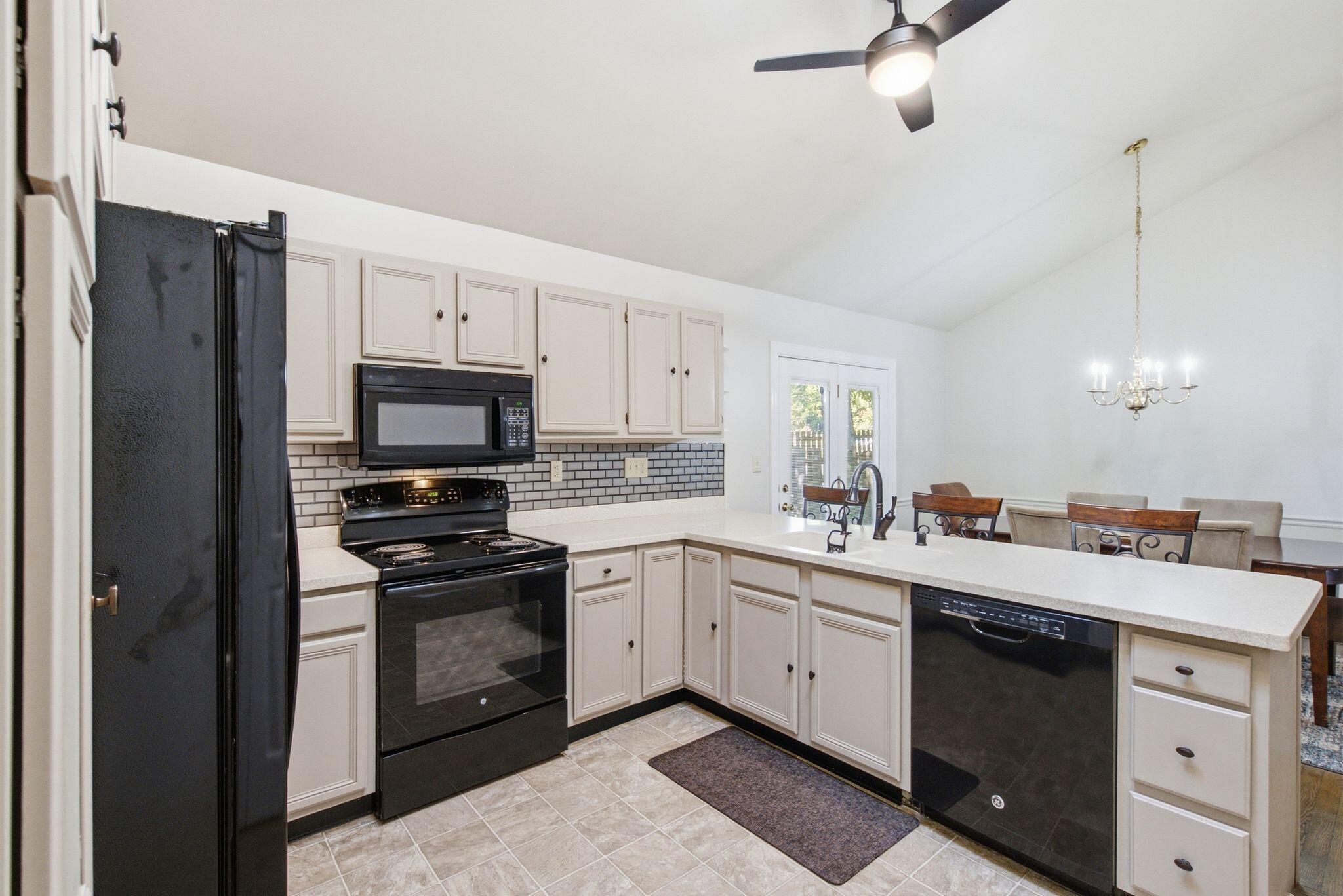 2208 Valencia Drive Property Photo 3