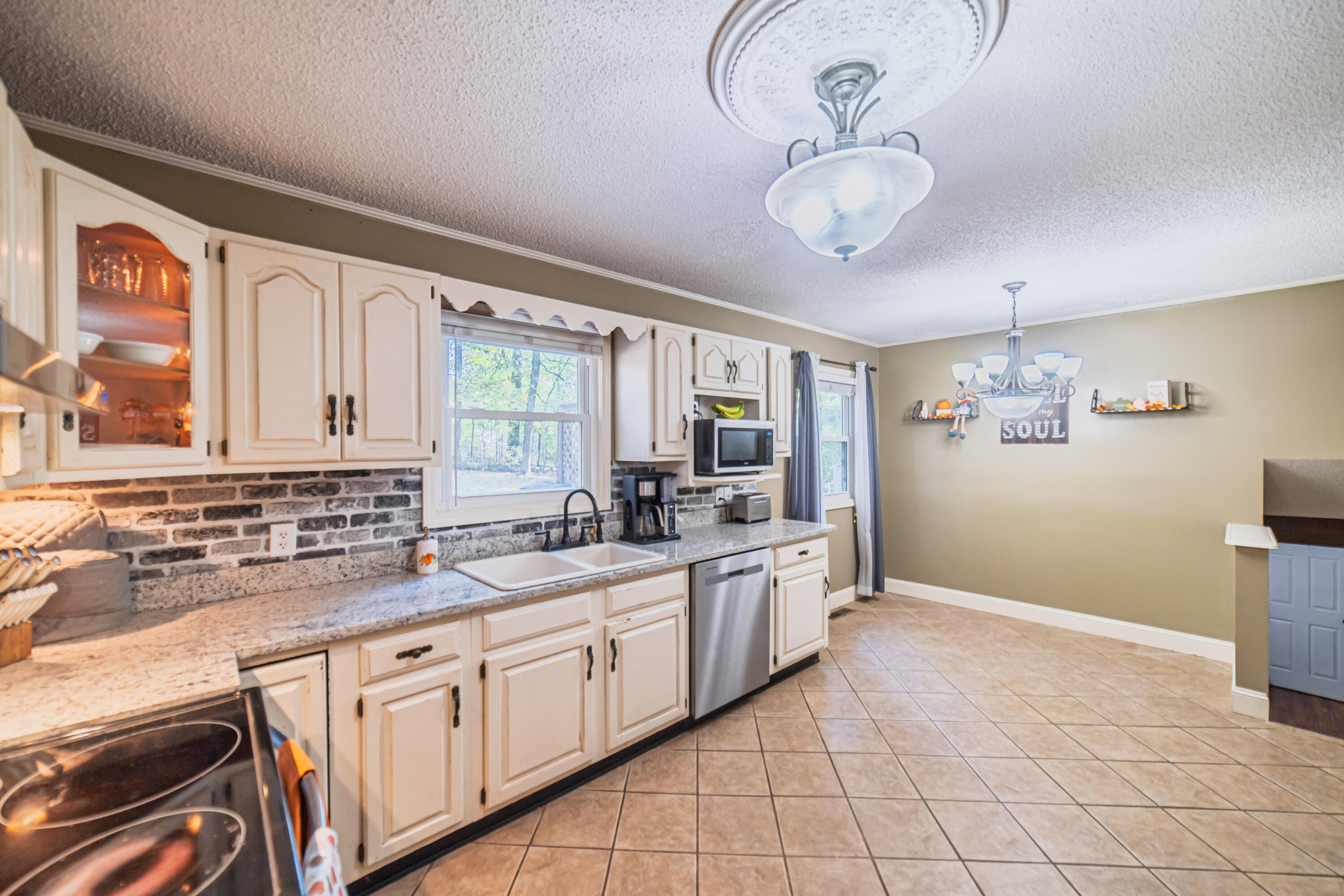 222 Sir Charles Court Property Photo 11