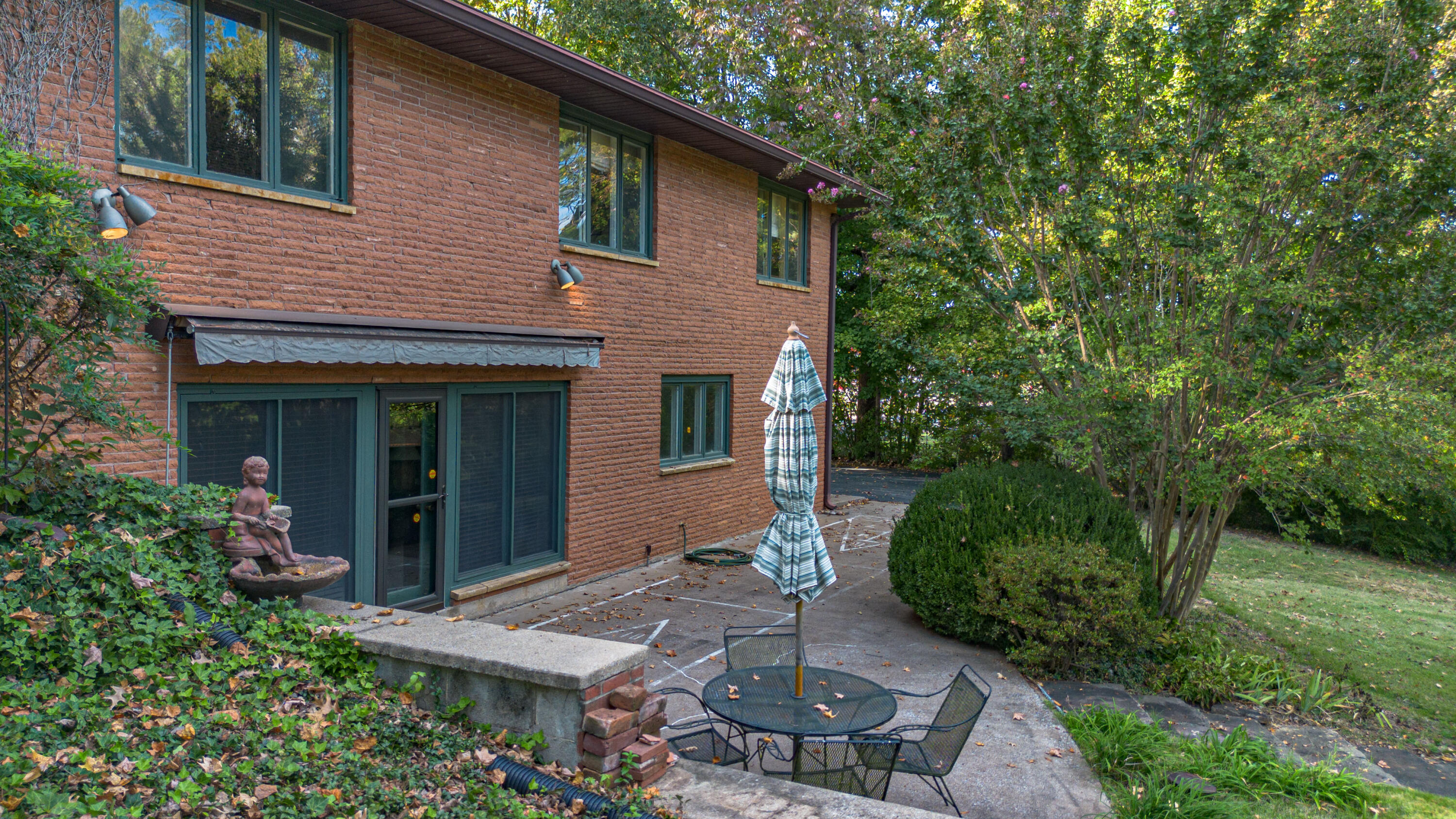 1010 Brand Street Property Photo 5