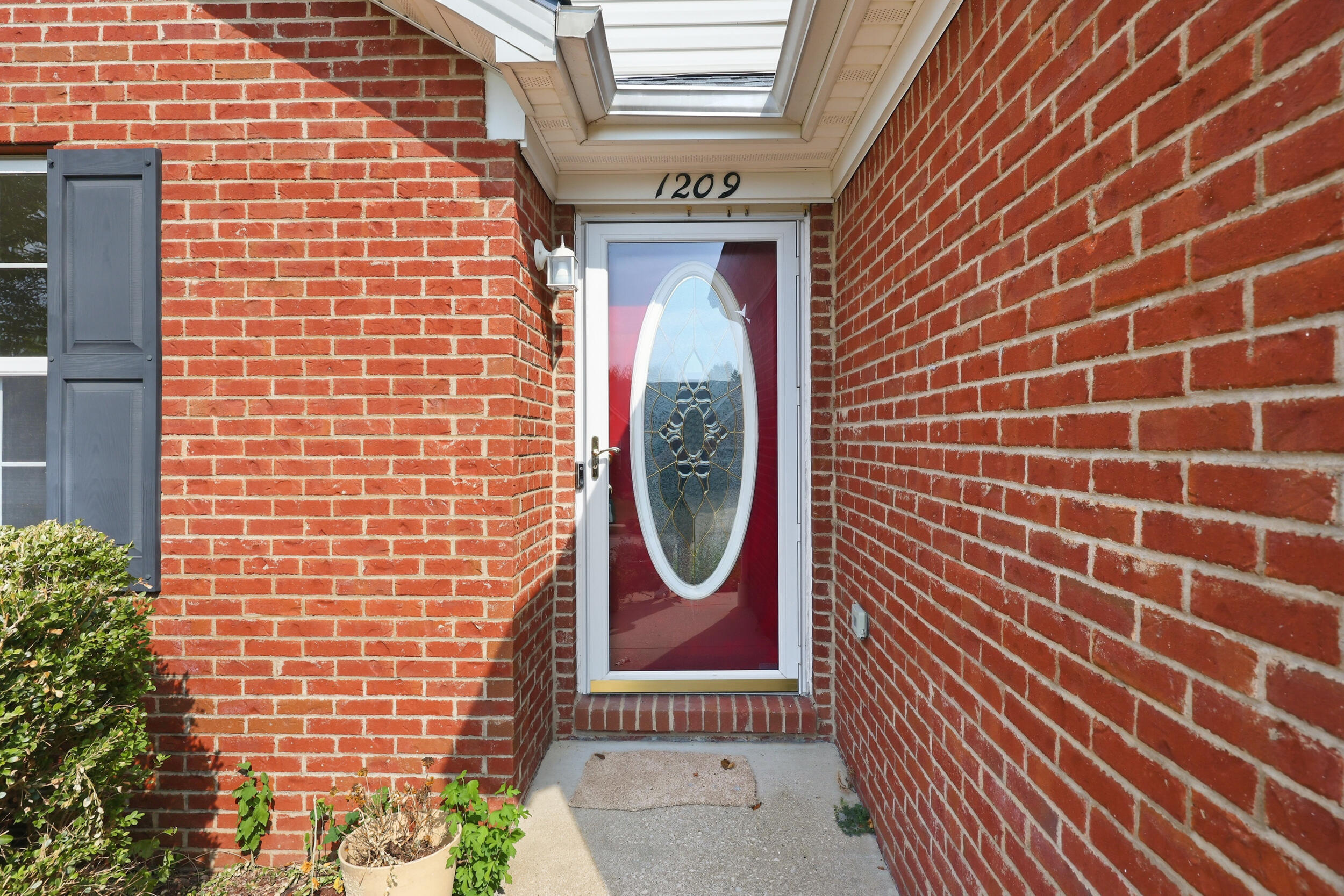 1209 Meadow Glen Drive Property Photo 4