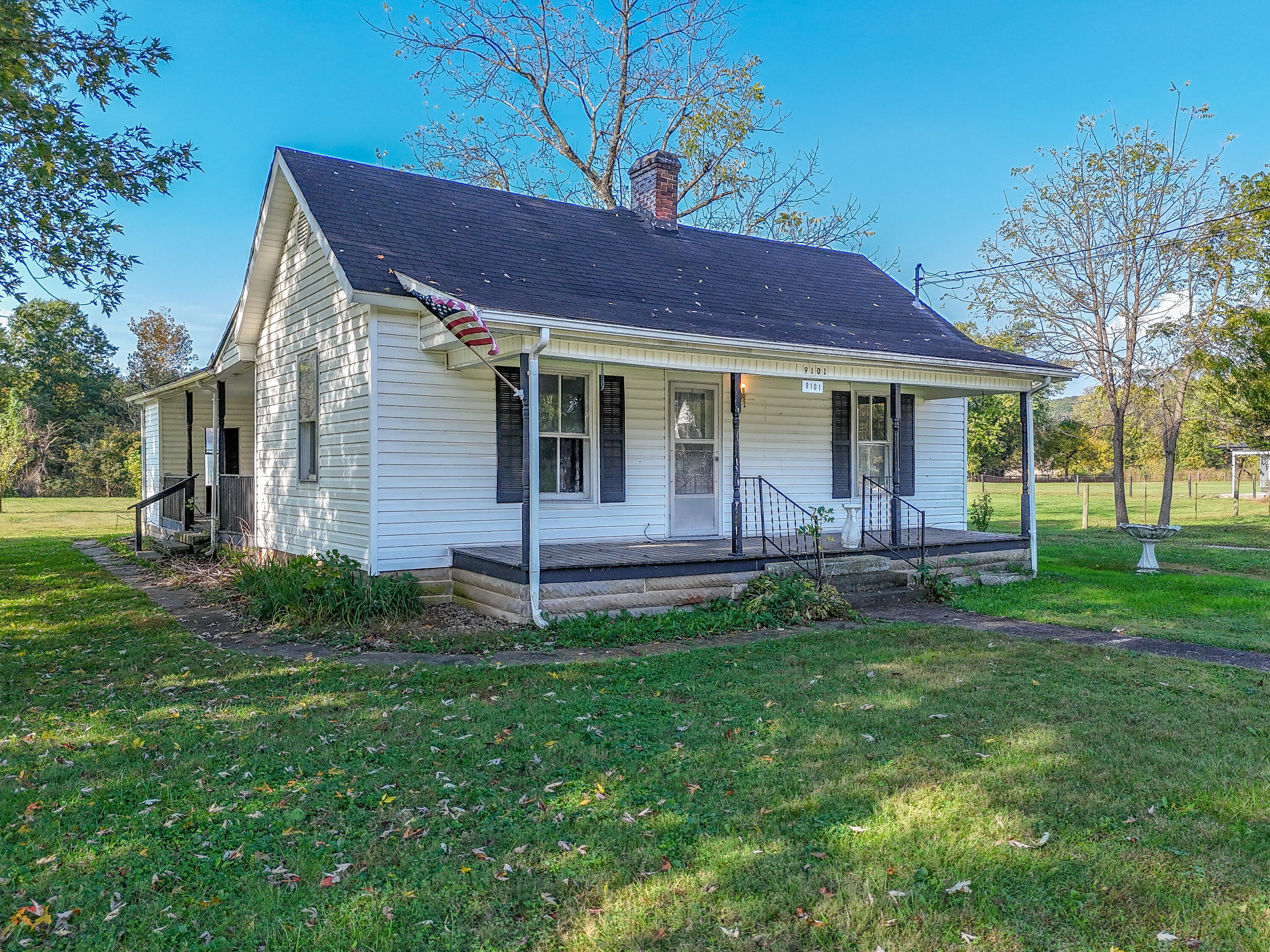 9101 E Highway 60 Property Photo 1