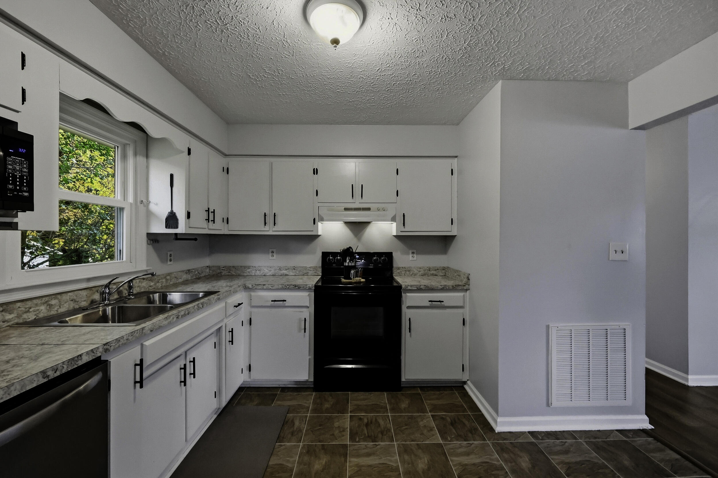 102 Jennifer Drive Property Photo 6