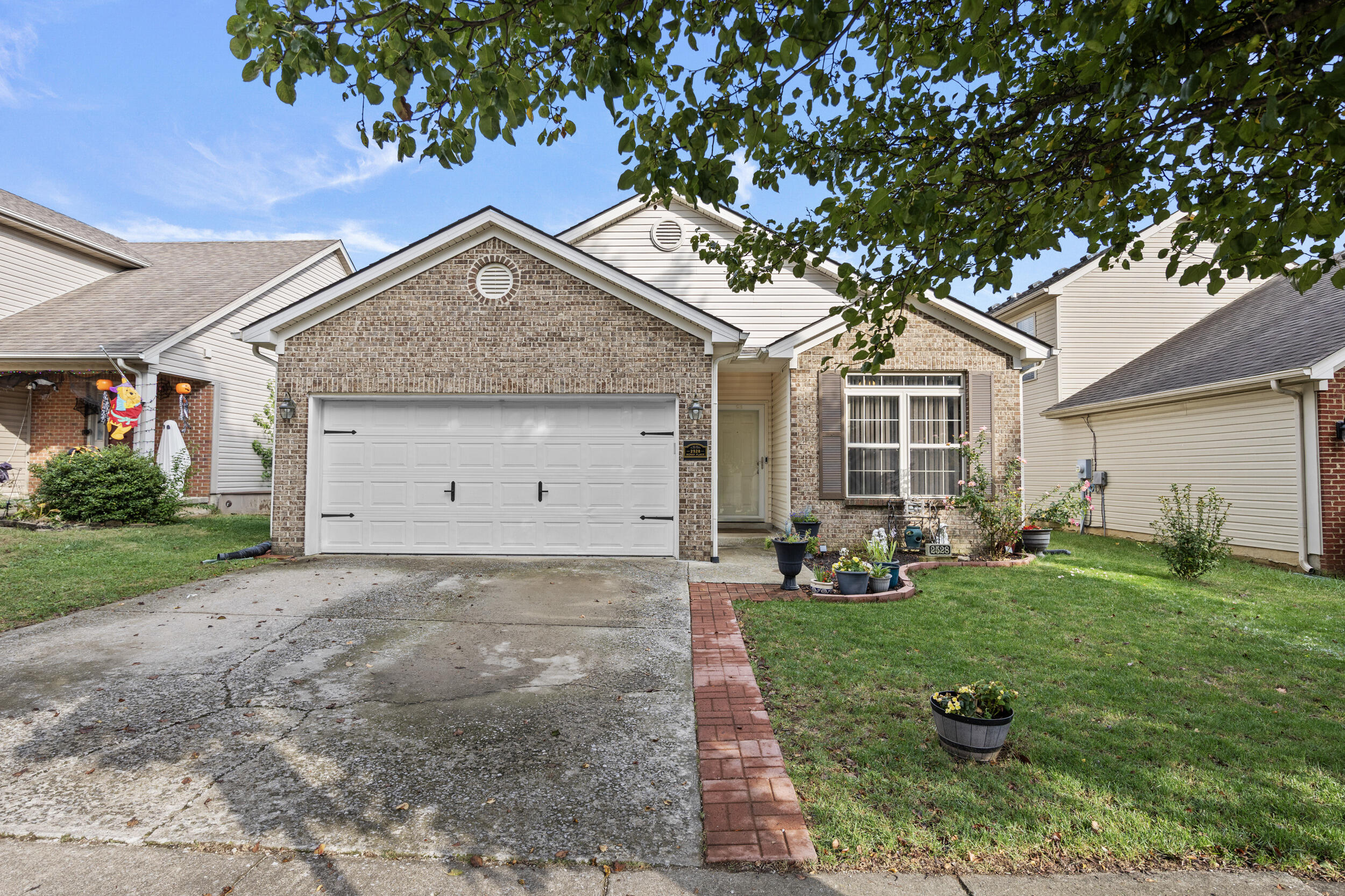 2528 Moray Place Property Photo 1
