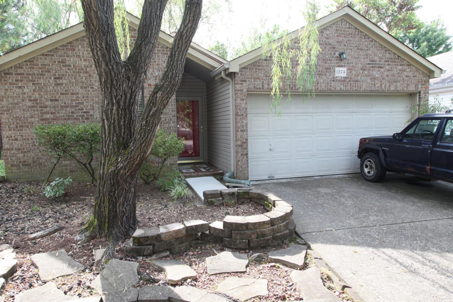 1374 The Kings Court Property Photo 2