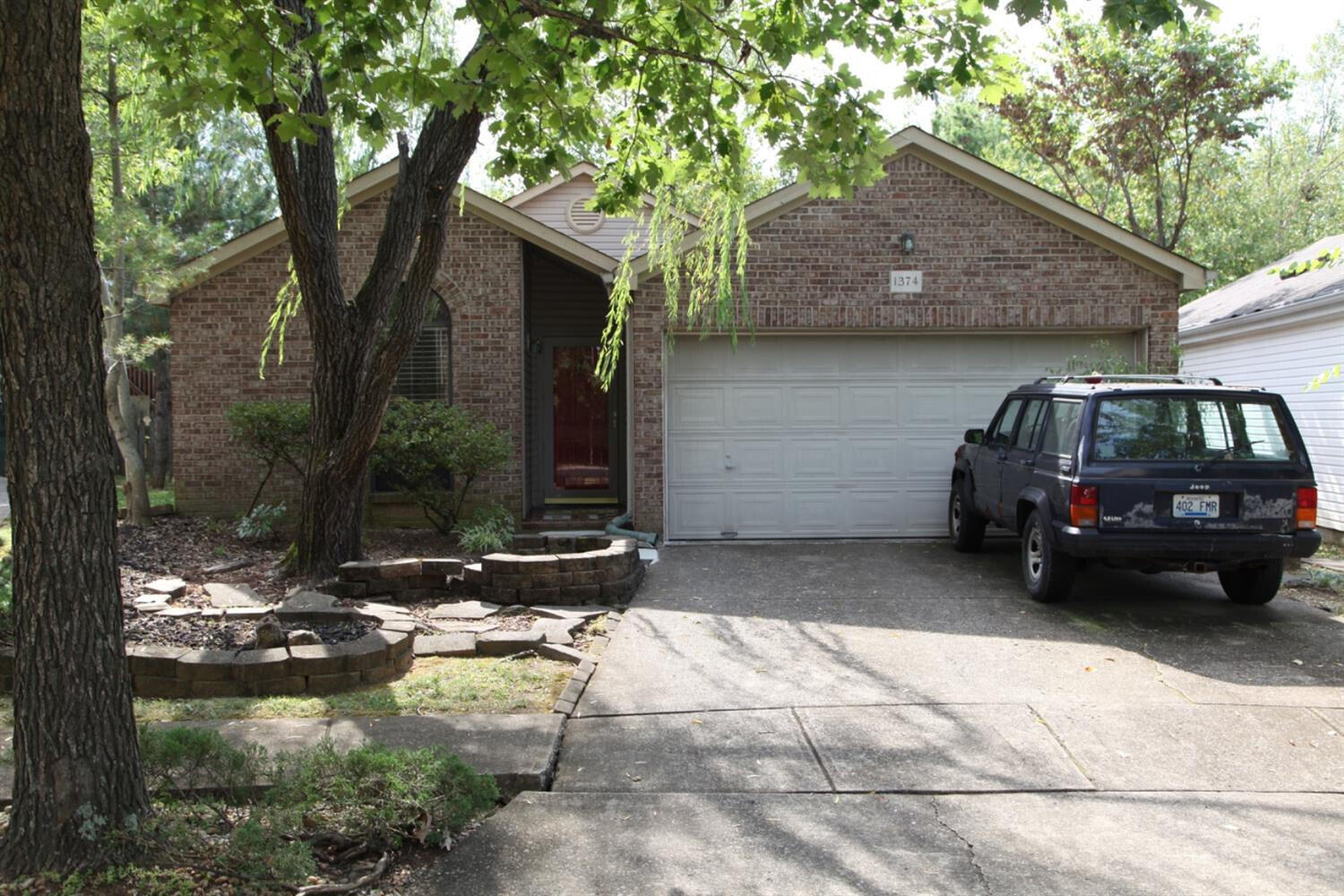 1374 The Kings Court Property Photo 3