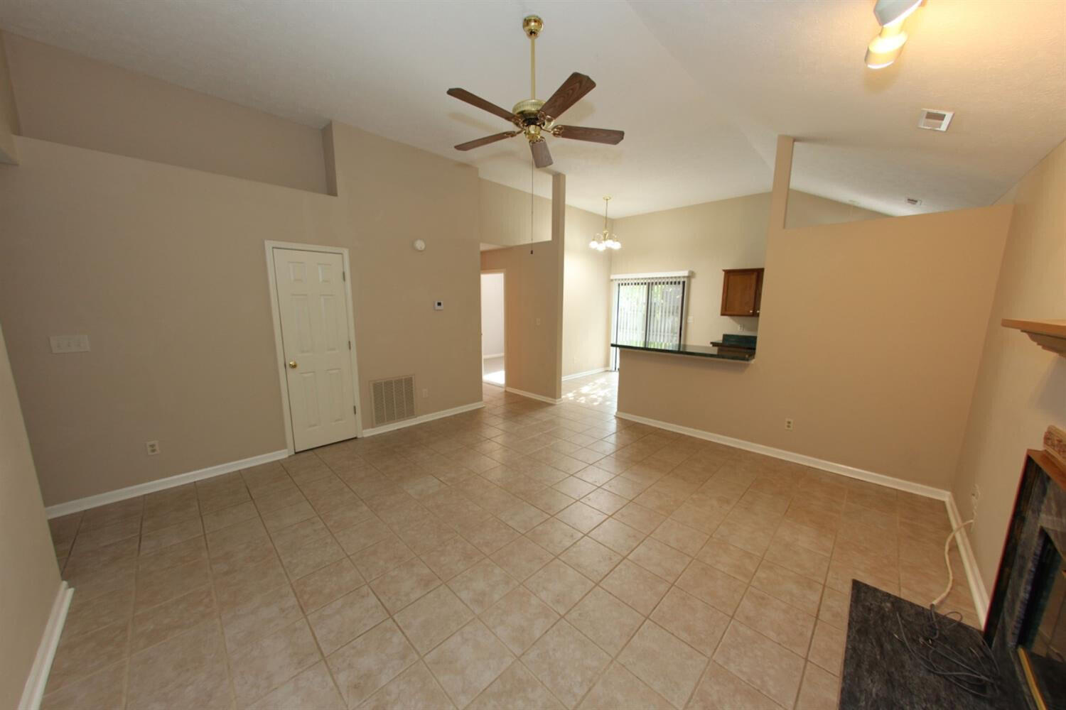 1374 The Kings Court Property Photo 4