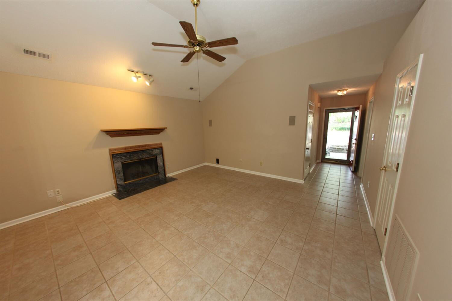 1374 The Kings Court Property Photo 5