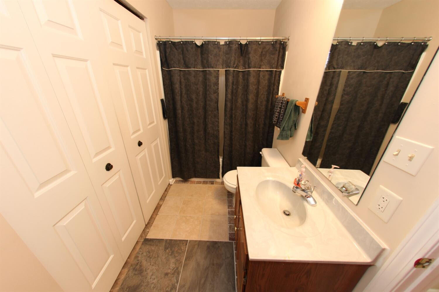 1374 The Kings Court Property Photo 14