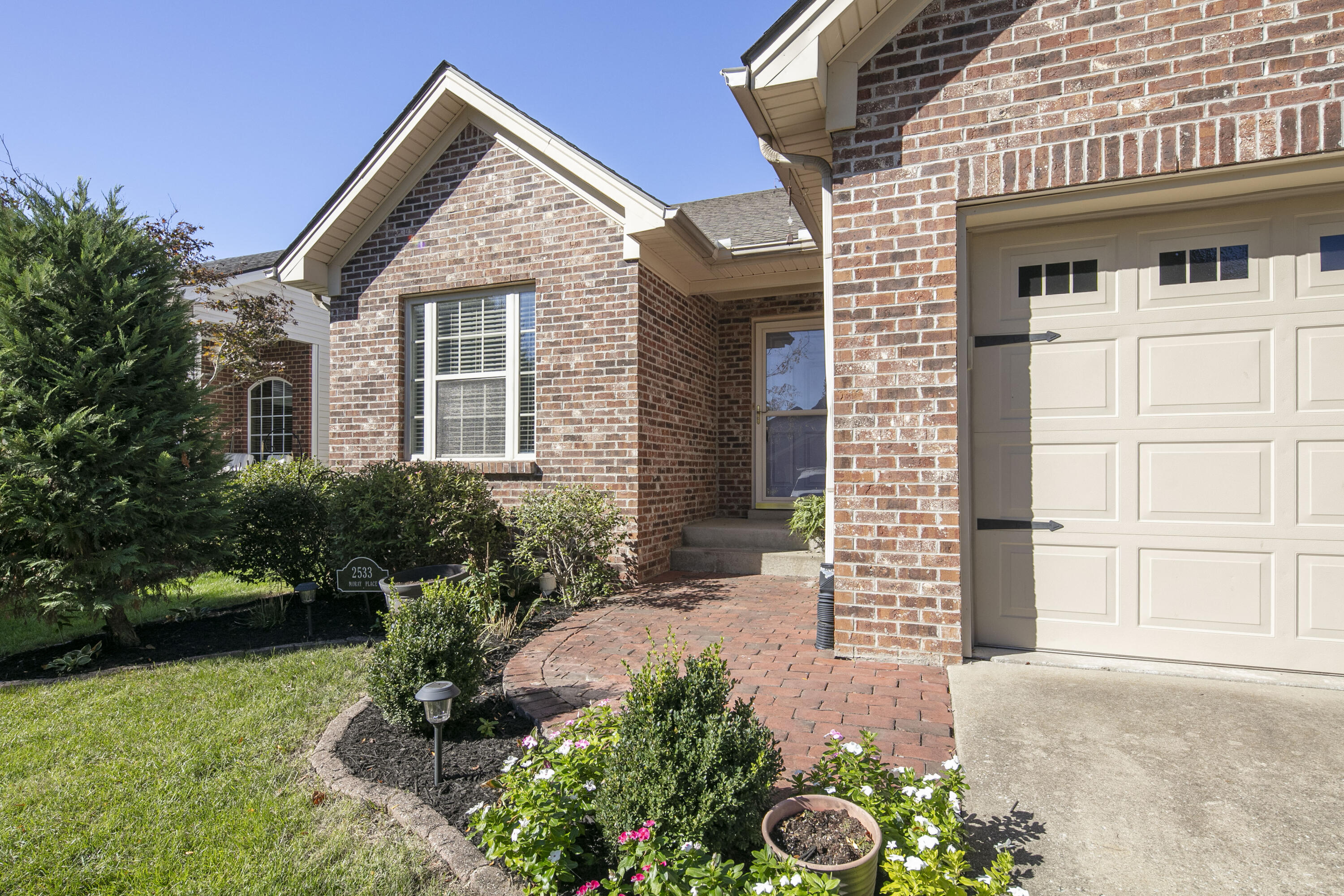 2533 Moray Place Property Photo 2