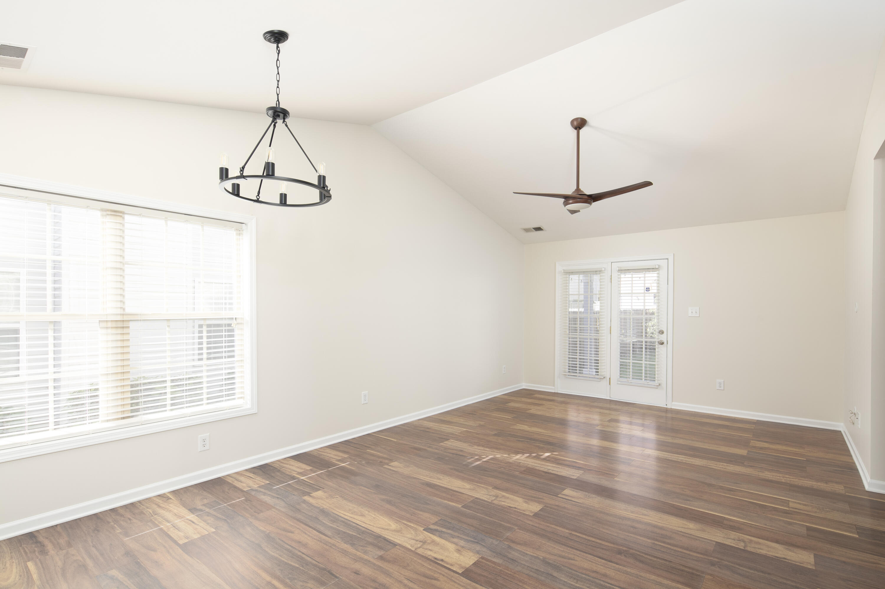 2533 Moray Place Property Photo 6