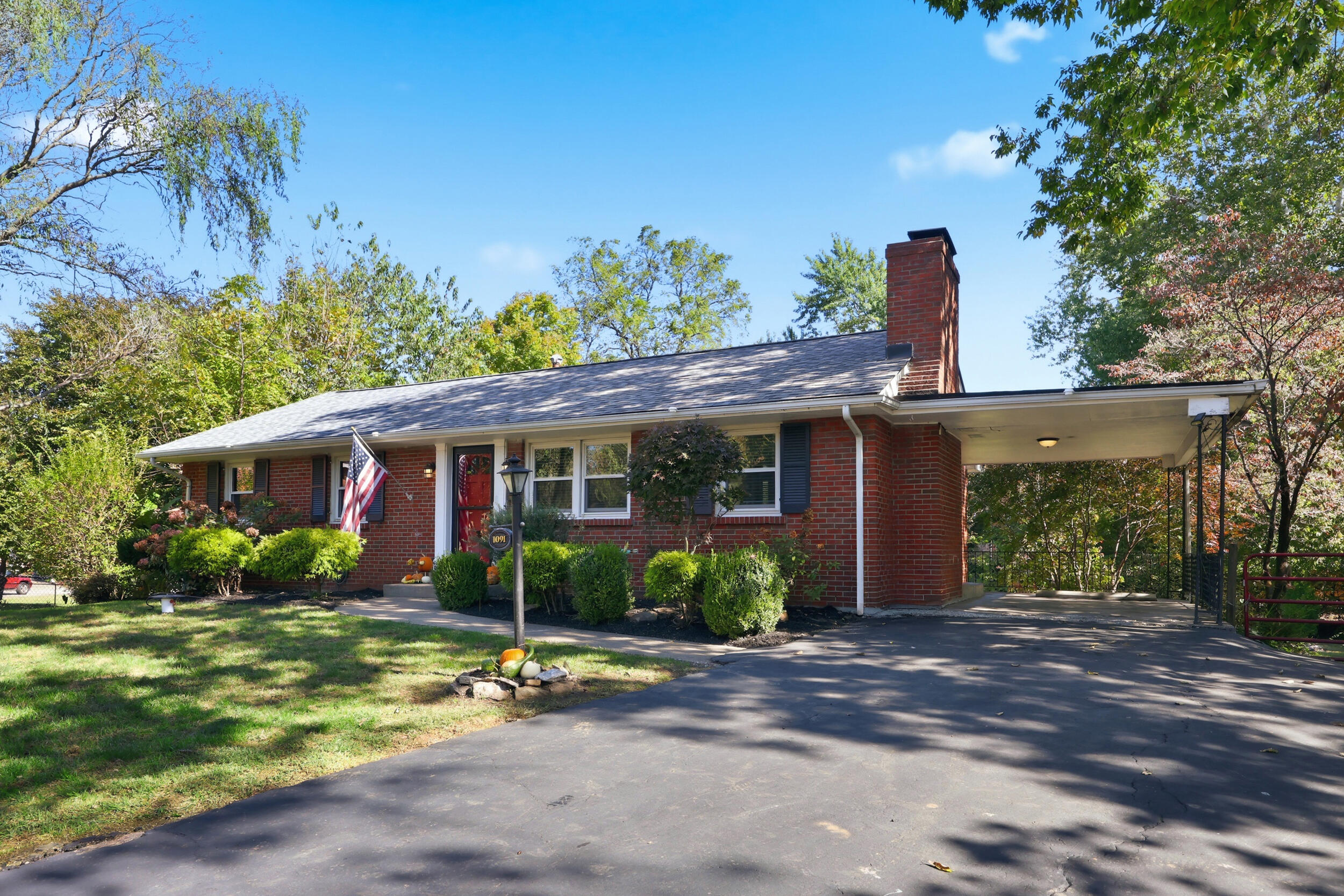 1091 Claridge Court Property Photo 1