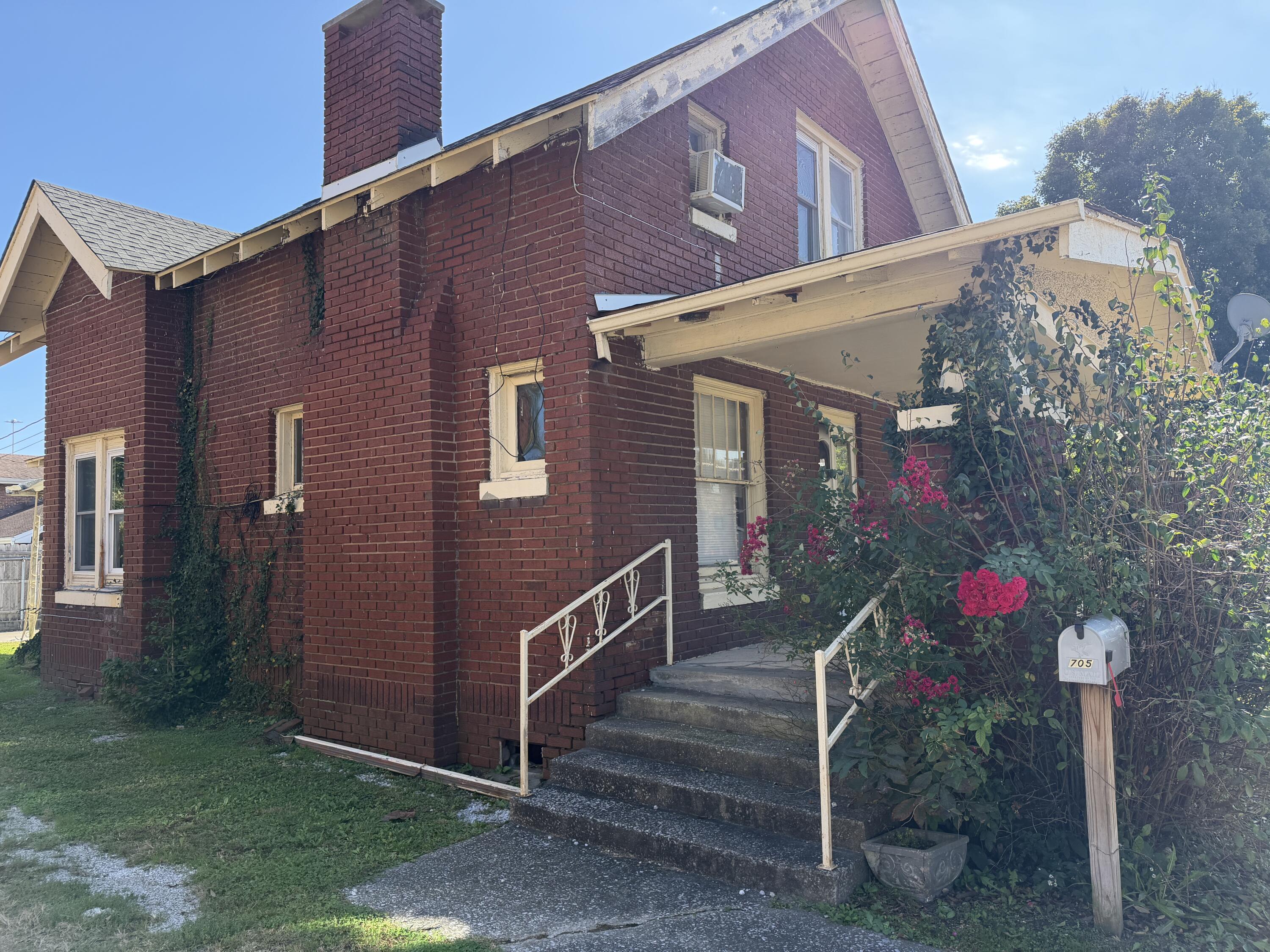705 S Kentucky Avenue Property Photo 1