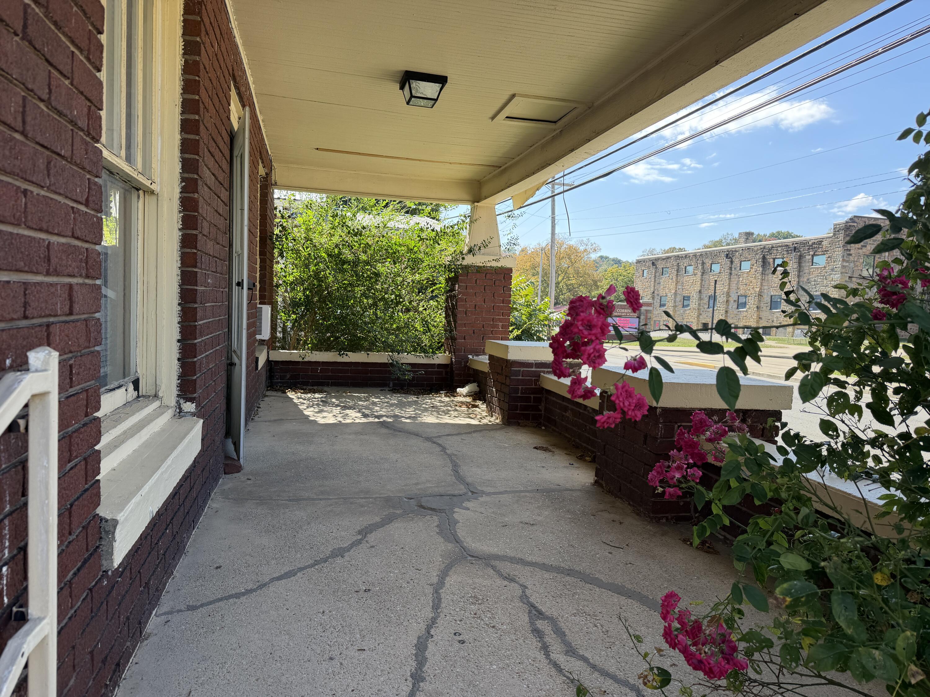 705 S Kentucky Avenue Property Photo 3