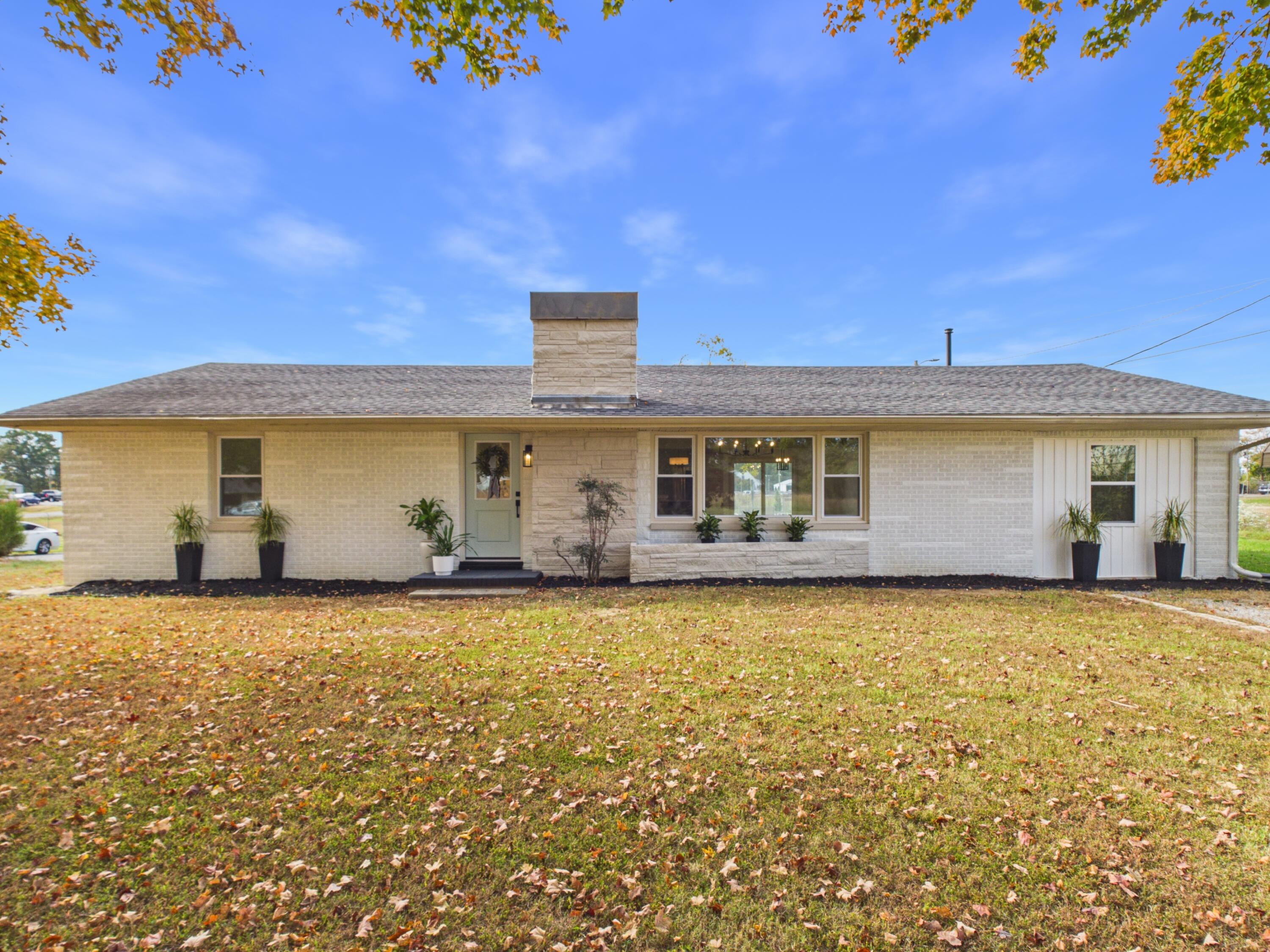 725 Radio Road Property Photo 1