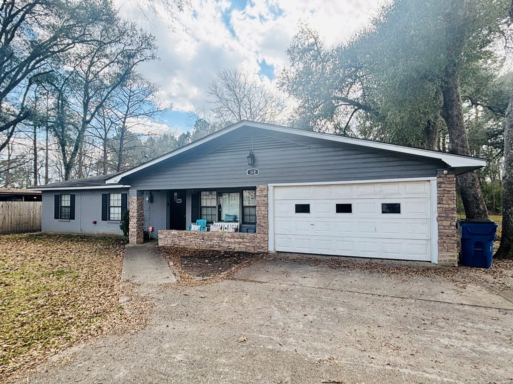312 Magnolia Property Photo 3