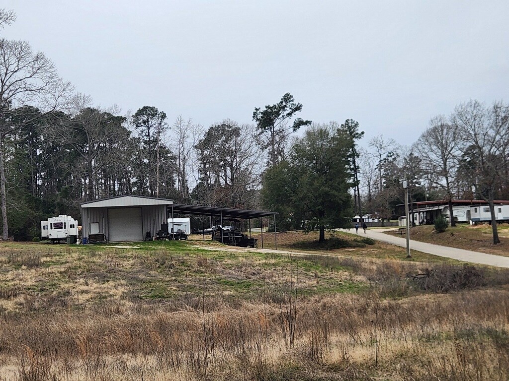 E Hickory Greenbriar Property Photo 3