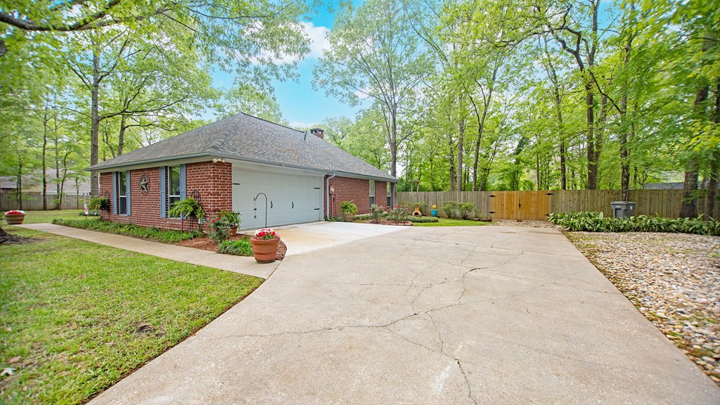 302 Southern Trace Property Photo 4