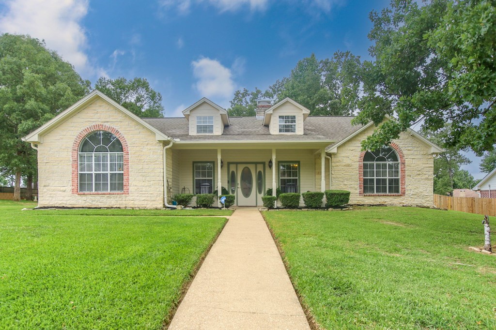 1105 Redbud Avenue Property Photo 2