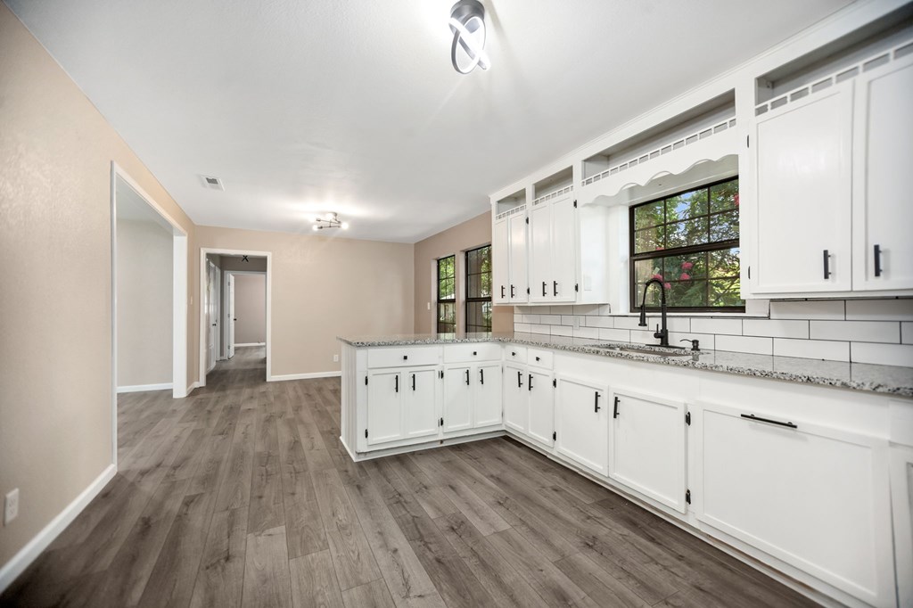 300 Duncan Property Photo 3