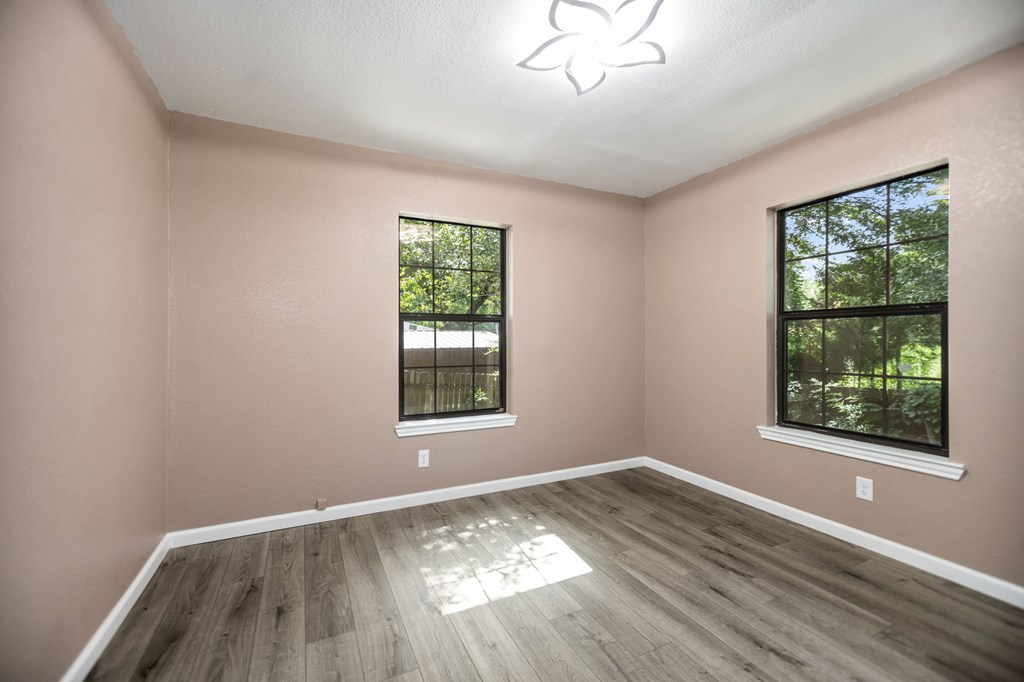 300 Duncan Property Photo 11