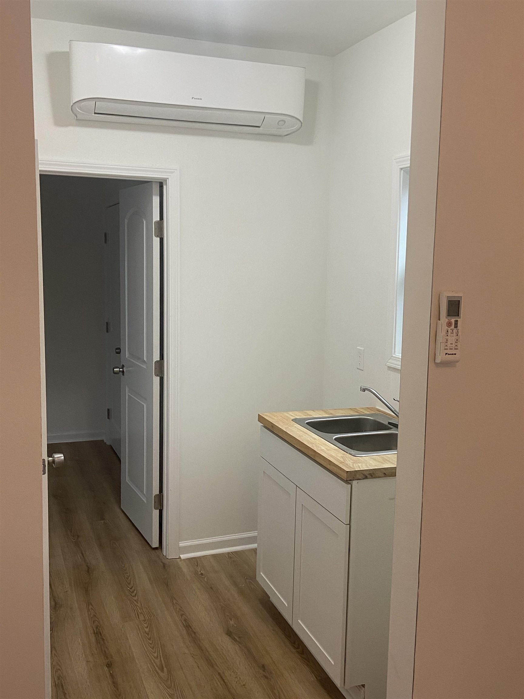 1435 Hyde Park Blvd Property Photo 5