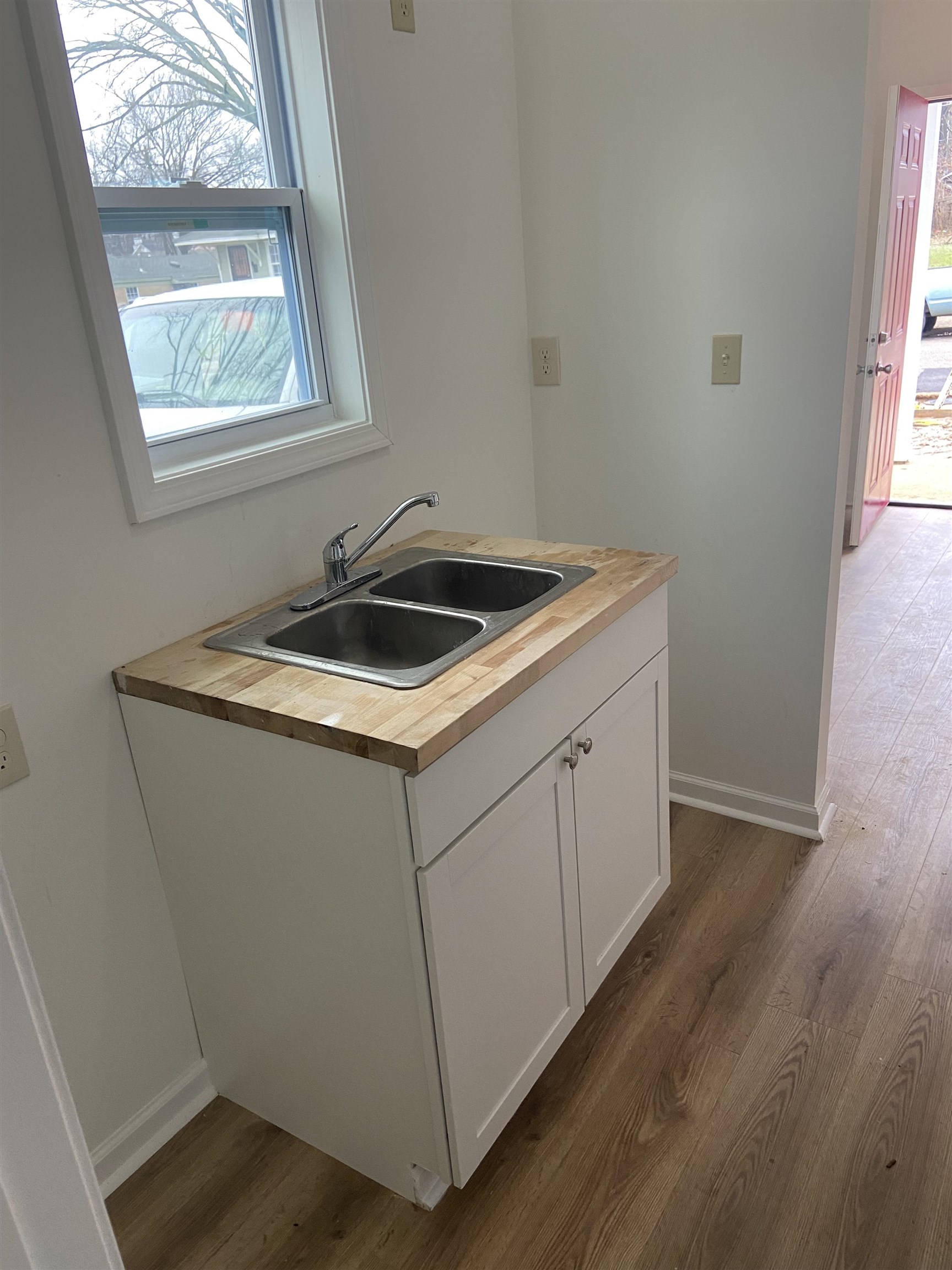 1435 Hyde Park Blvd Property Photo 6
