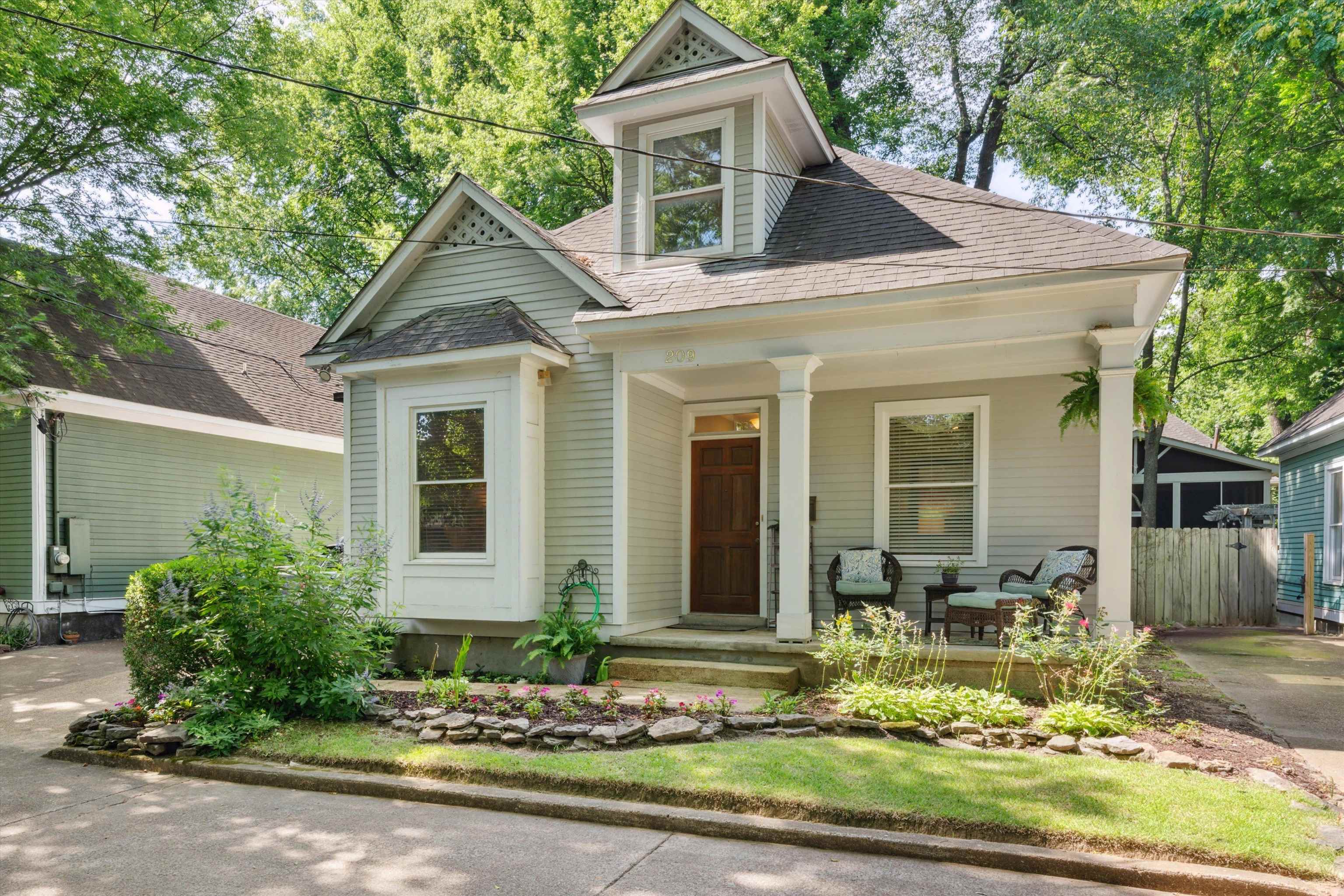 209 MCLEAN PL Property Photo 1