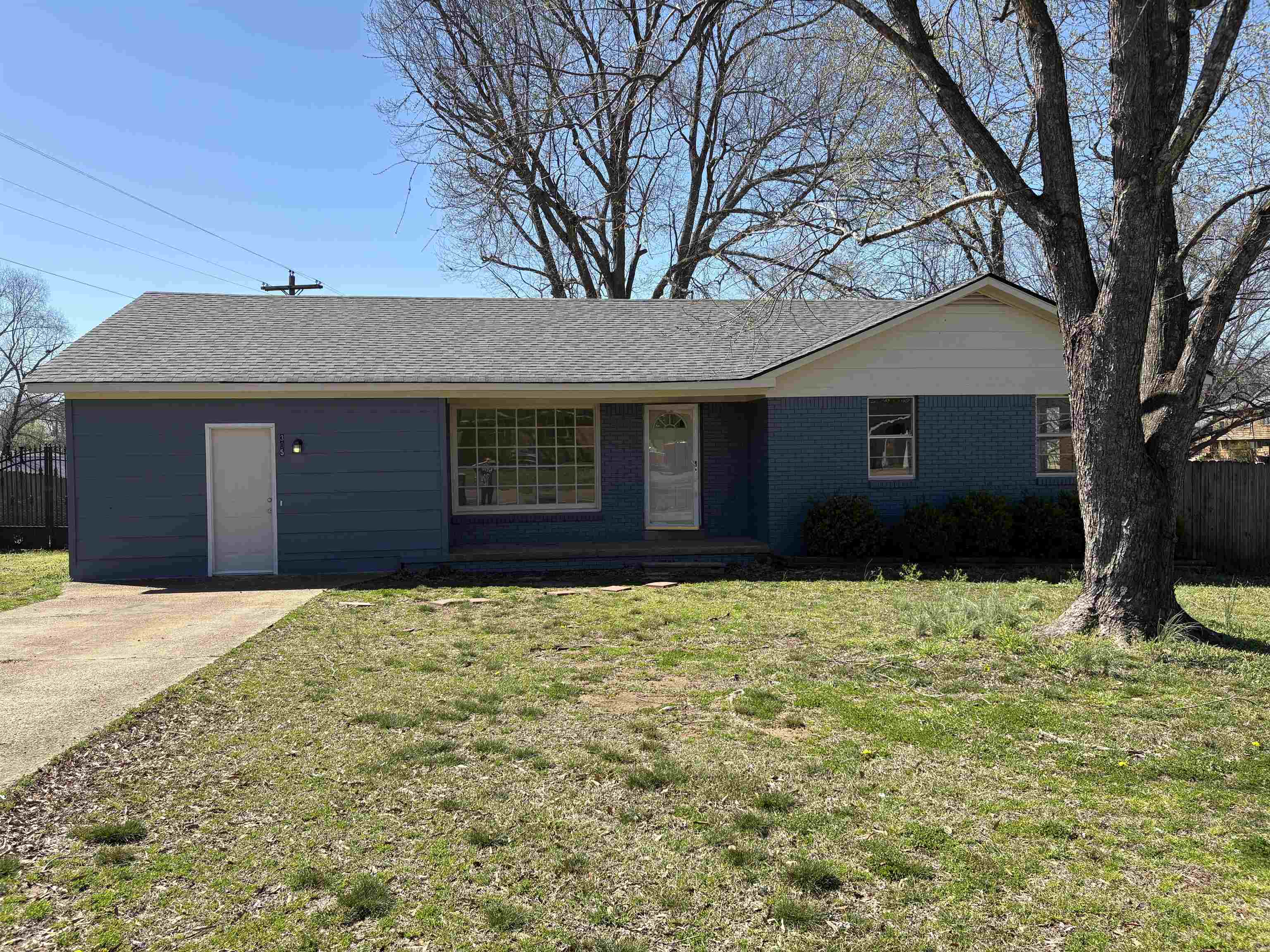 305 Maple Hill Dr Property Photo 1