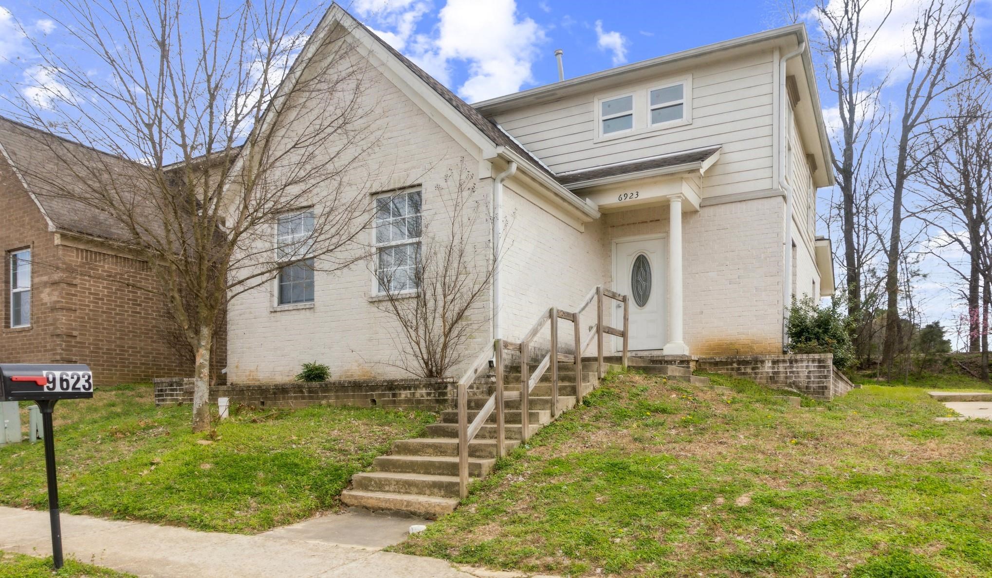 6923 Parkbrook Ln Property Photo 1