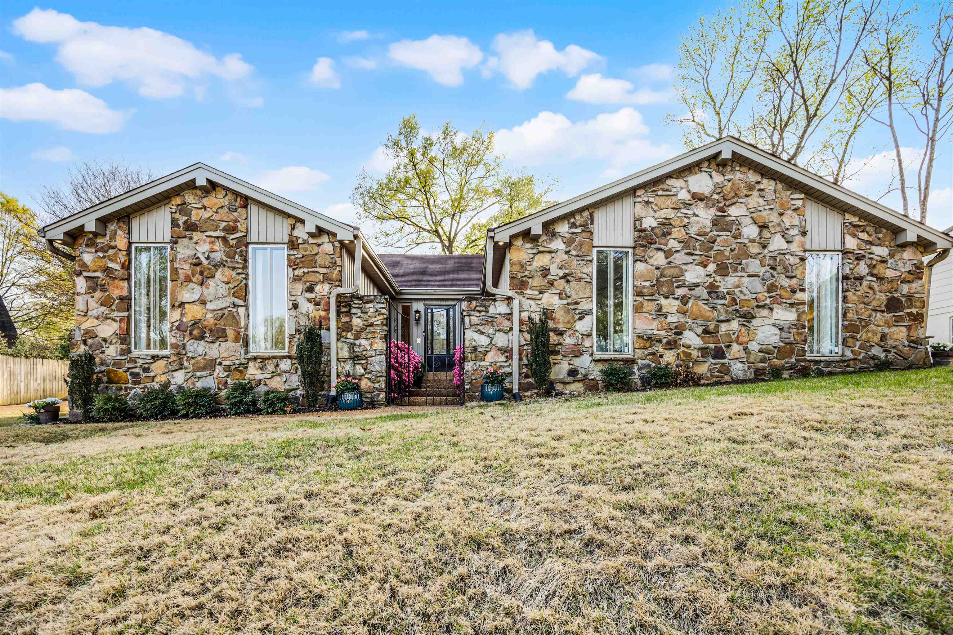 1551 Holly Hill Dr Property Photo 1