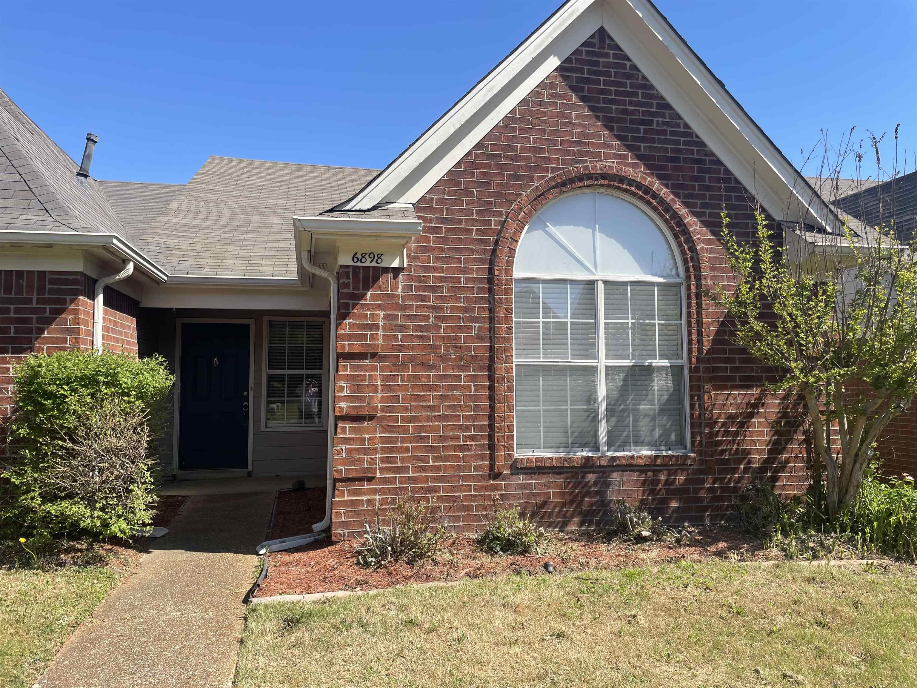 6898 Century Oaks Dr Property Photo 1