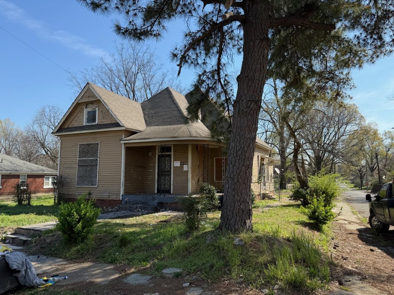 1074 Latham St Property Photo 1