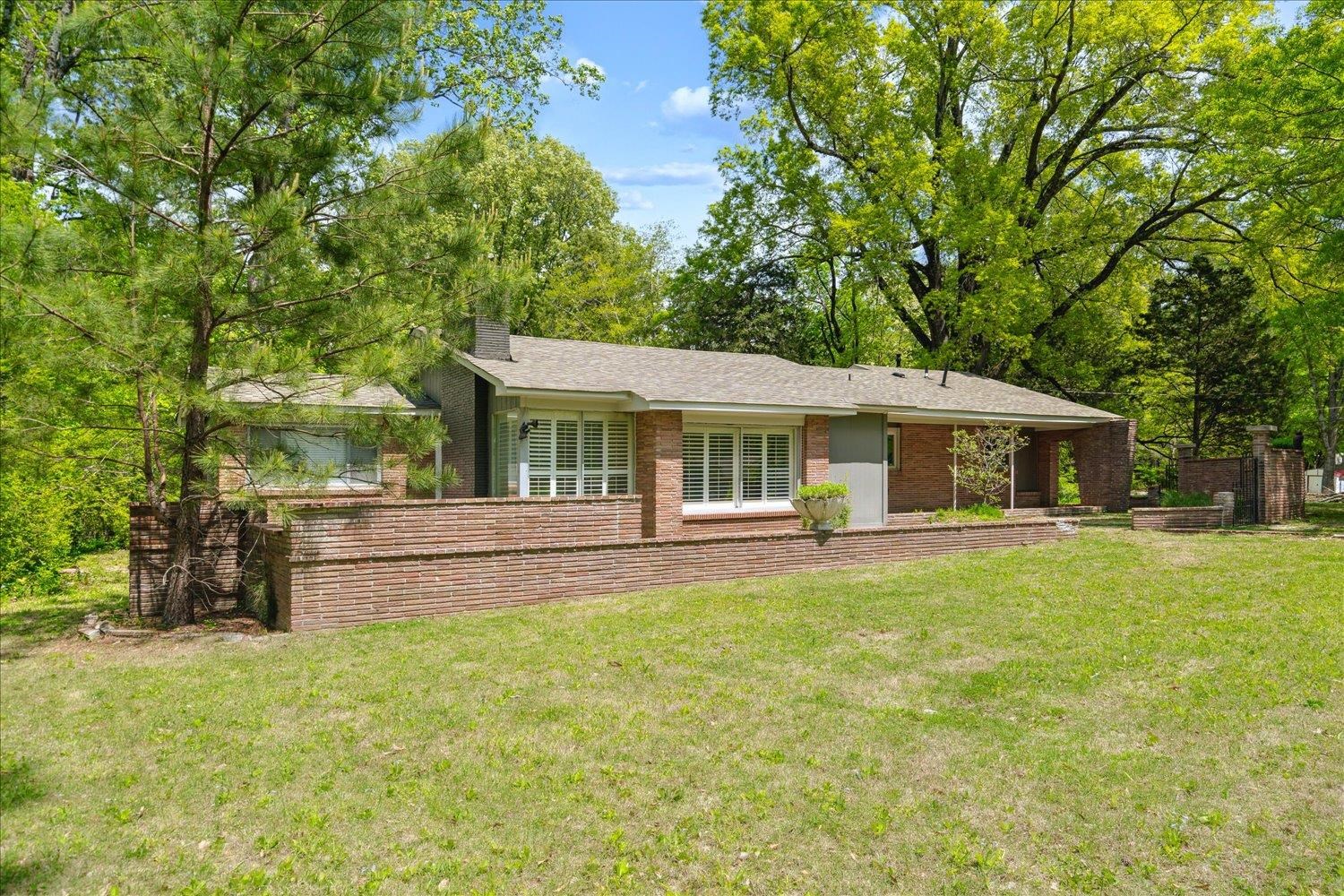 3844 Lakewood Dr N Property Photo 1