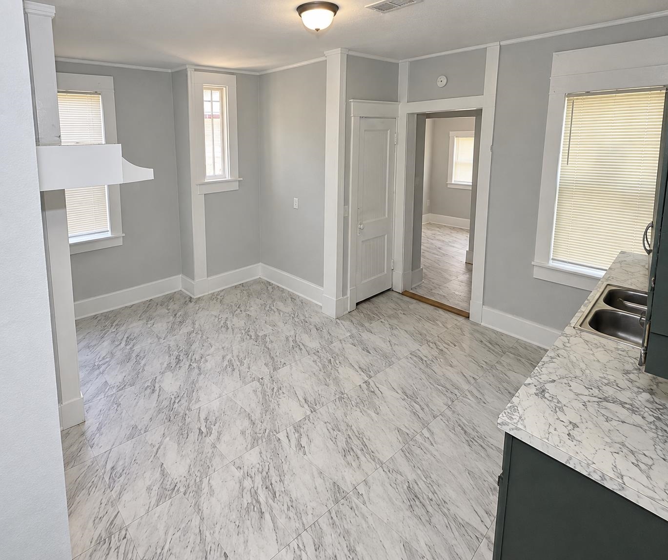 1531 Netherwood Ave Property Photo 3