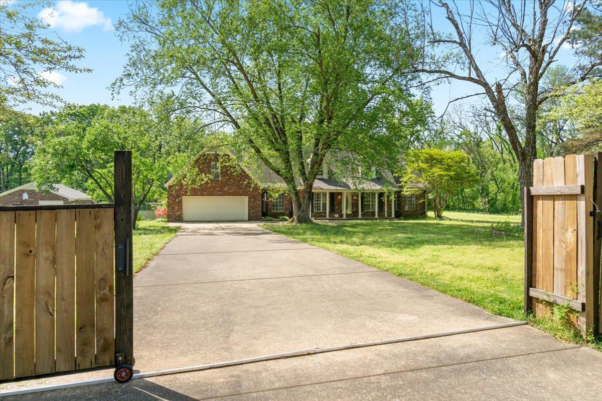 300 Hilldale Ln Property Photo 1