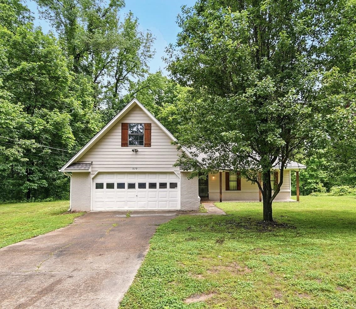 979 Ray Bluff Rd Property Photo 1