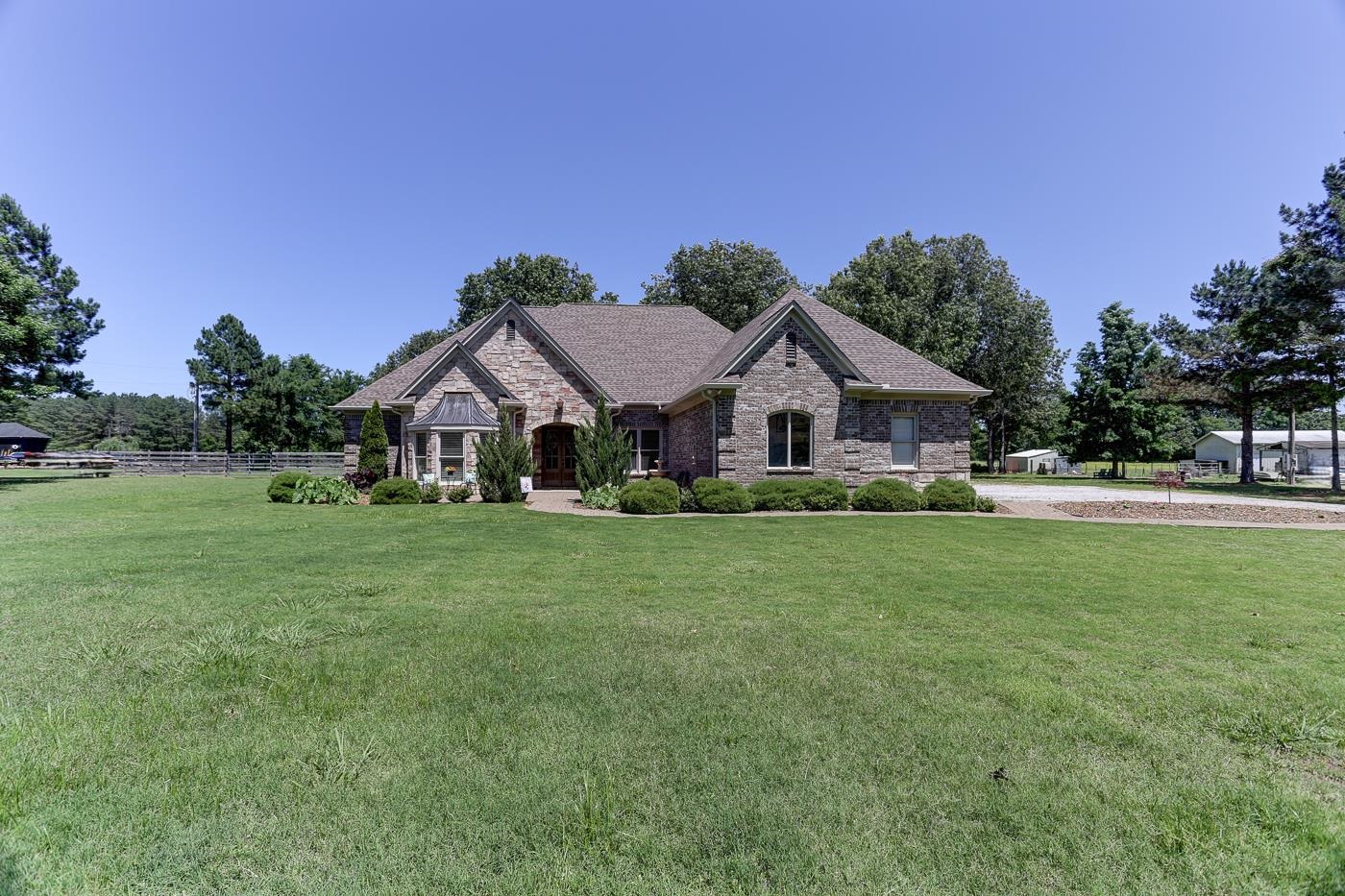 1360 Lakeview Dr Property Photo 1