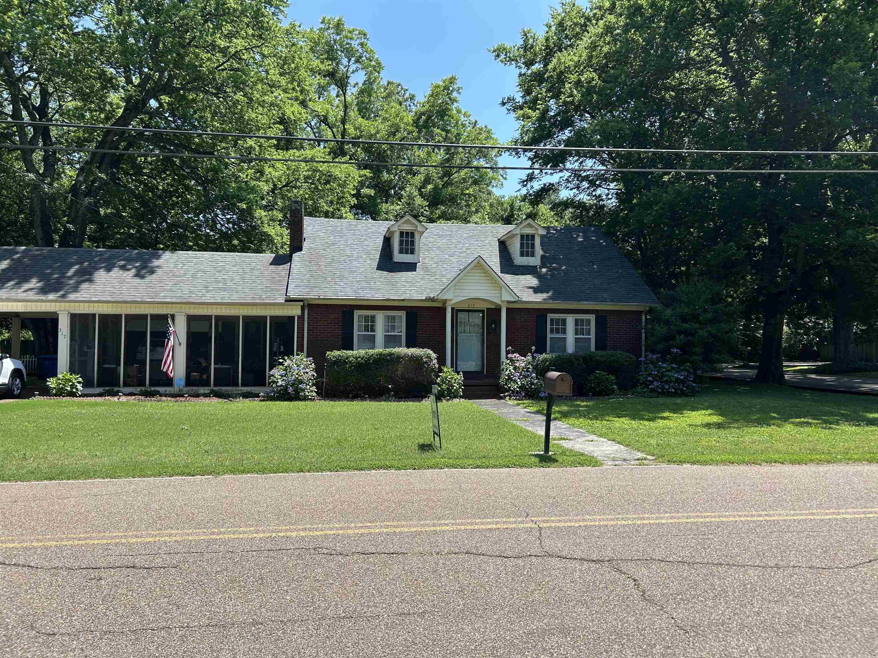 317 Sanford Ave Property Photo 1