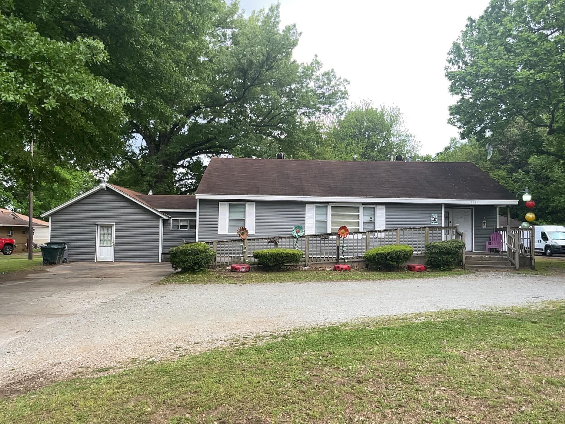 1081 Mcclure Rd Property Photo 1