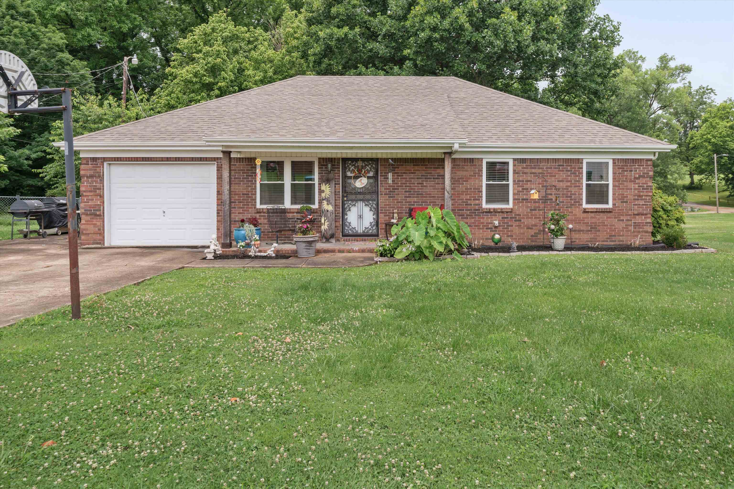 37 Peggy Ln Property Photo 1