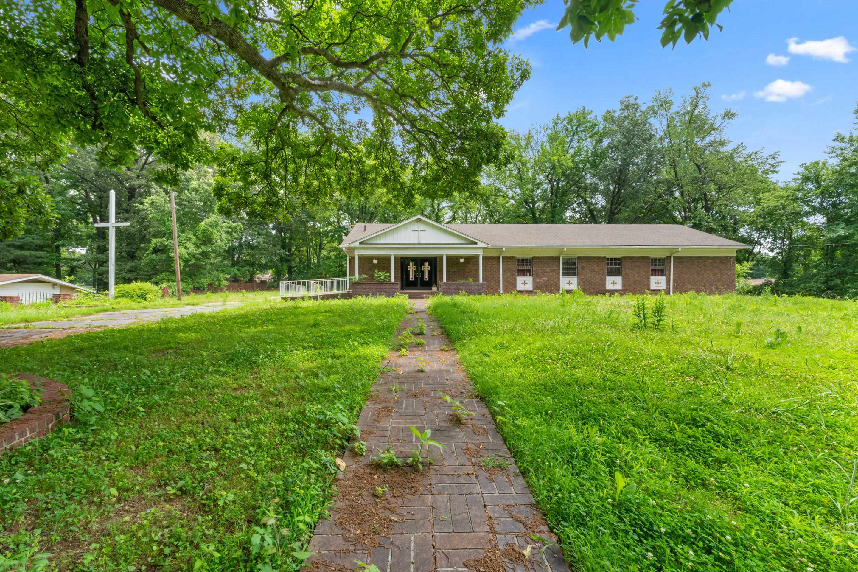 2465 Millbrook Ave Property Photo 1