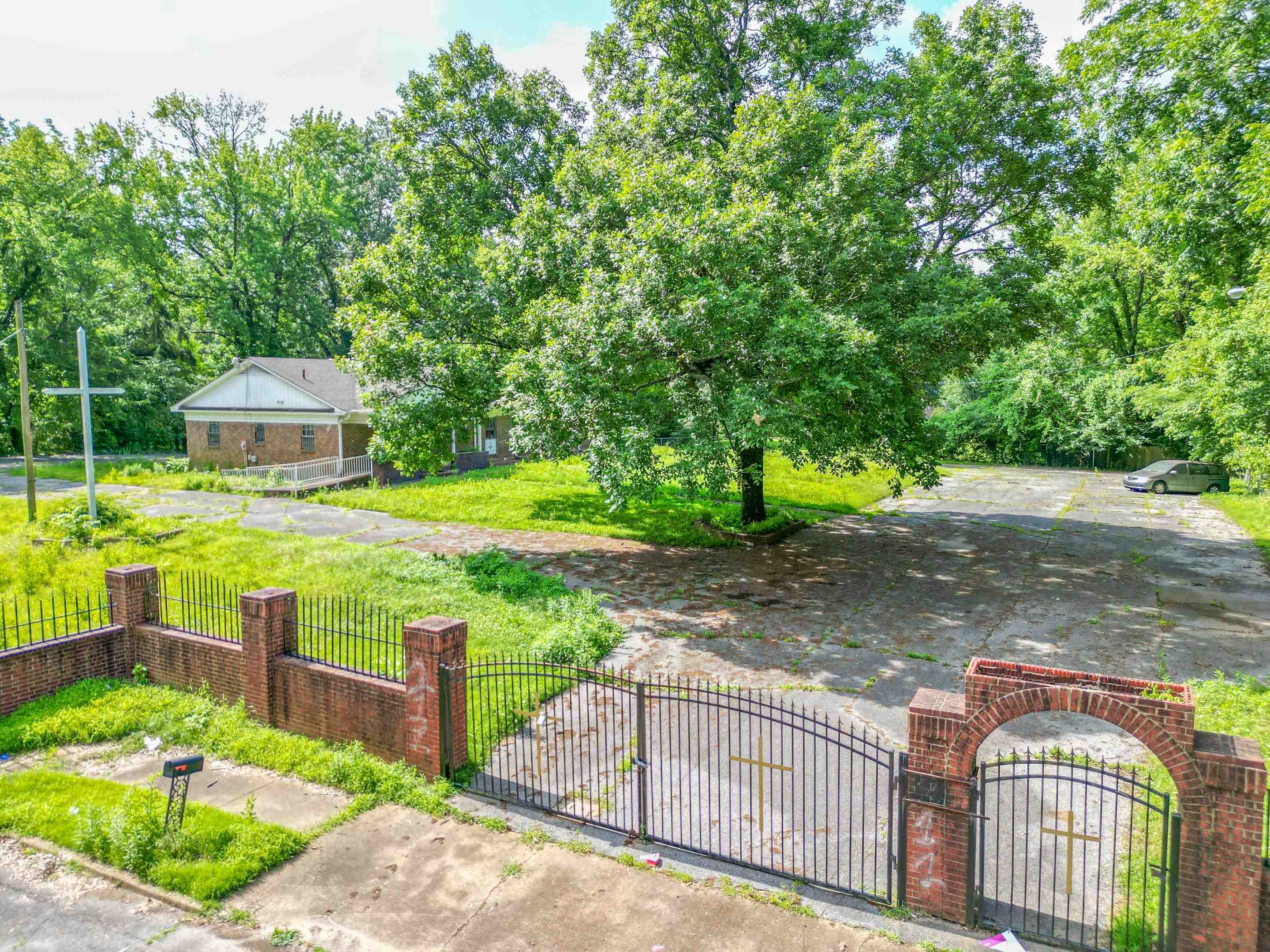 2465 Millbrook Ave Property Photo 3