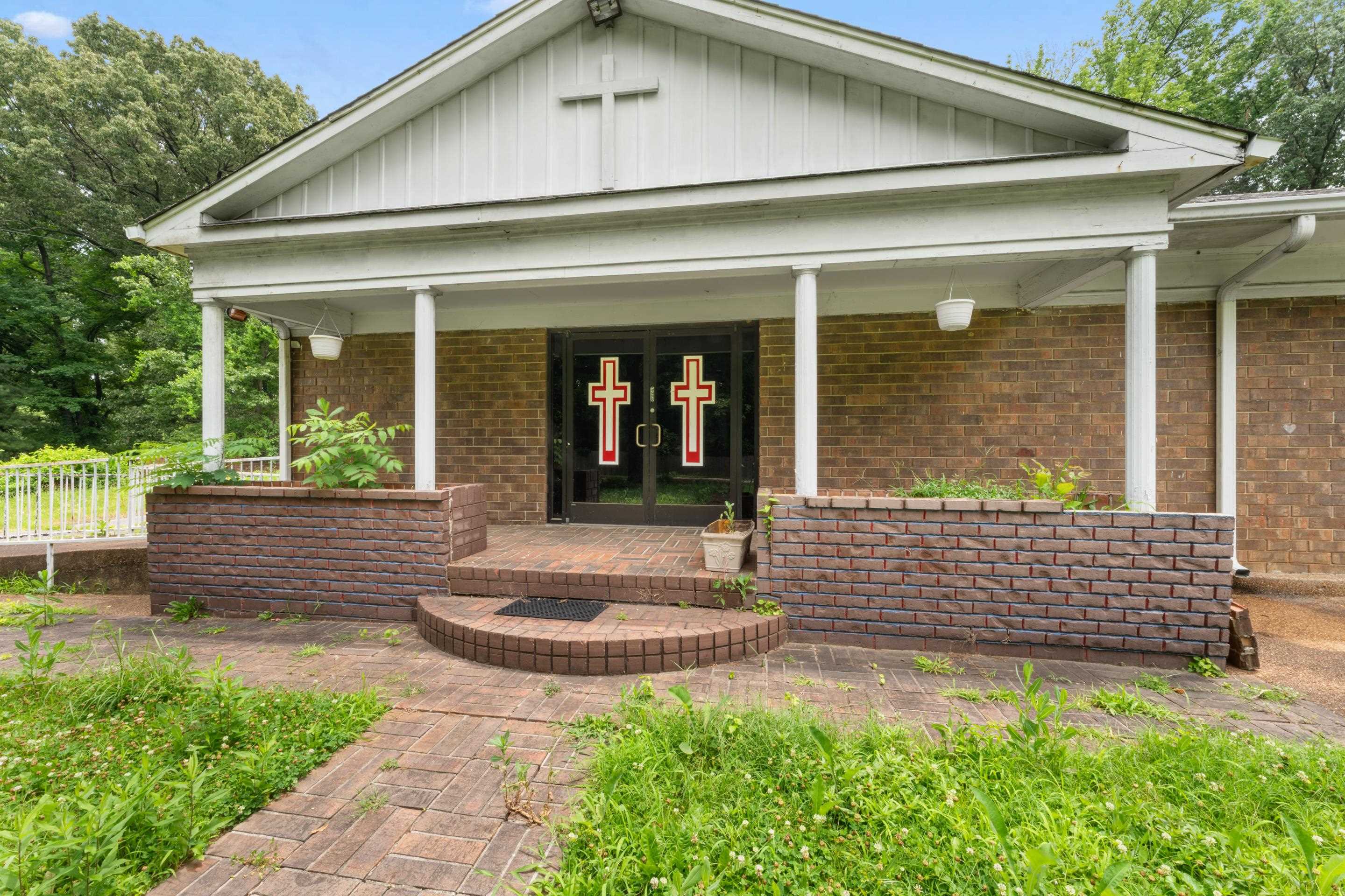 2465 Millbrook Ave Property Photo 4