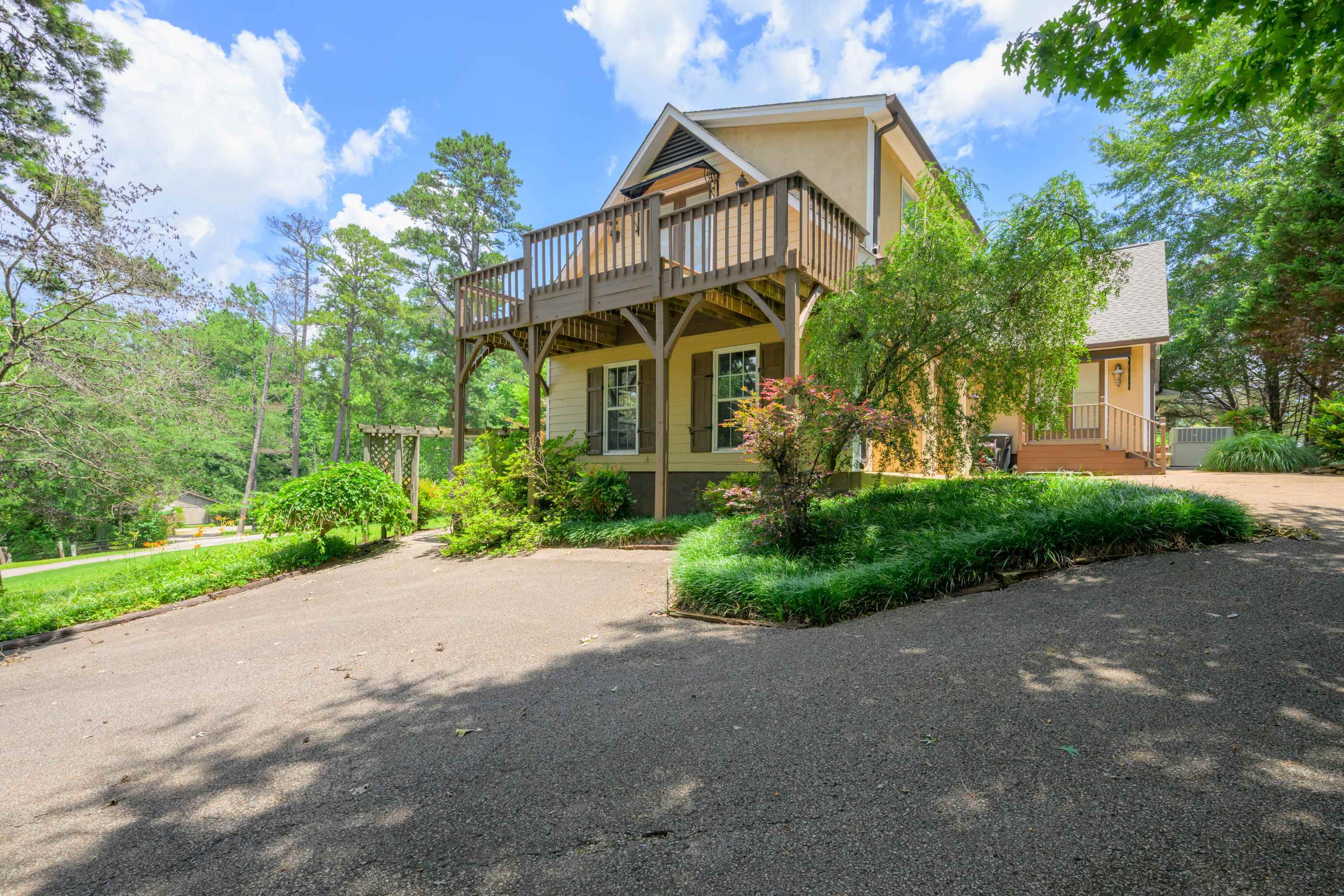 685 River Cliff Ln Property Photo 1
