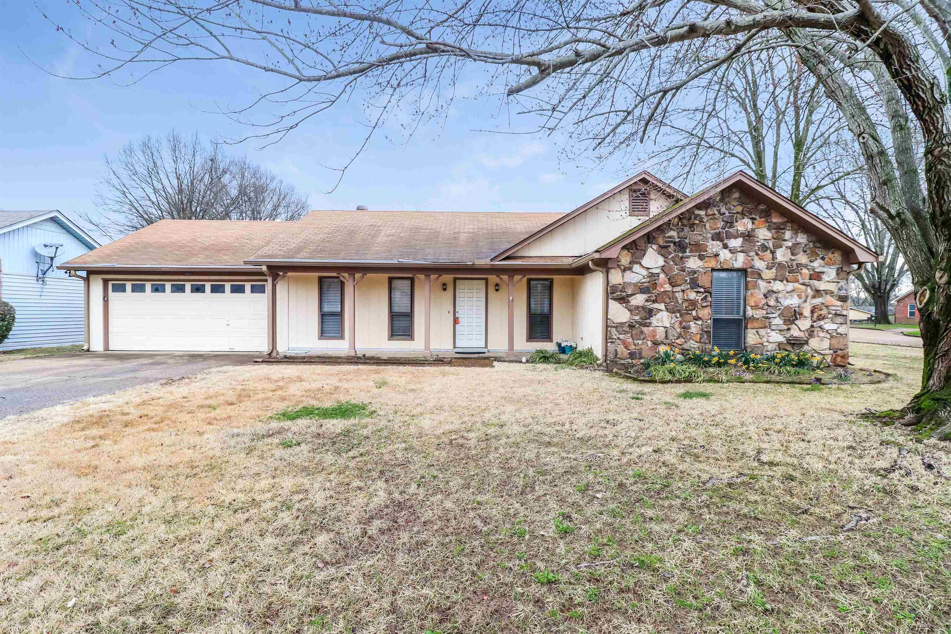 3902 Clover Hill Dr E Property Photo 1