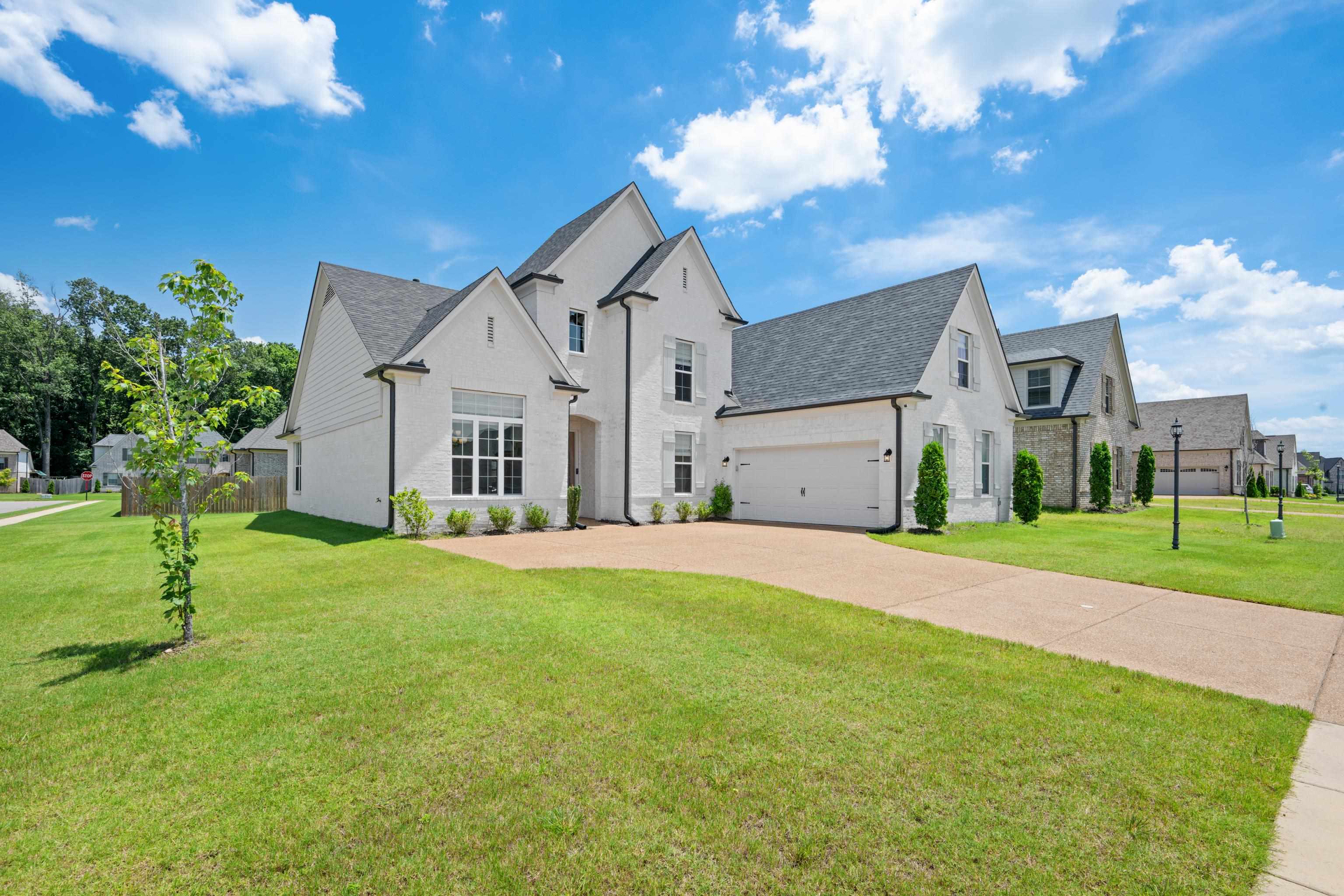 698 Woodland Fox Ln E Property Photo 1