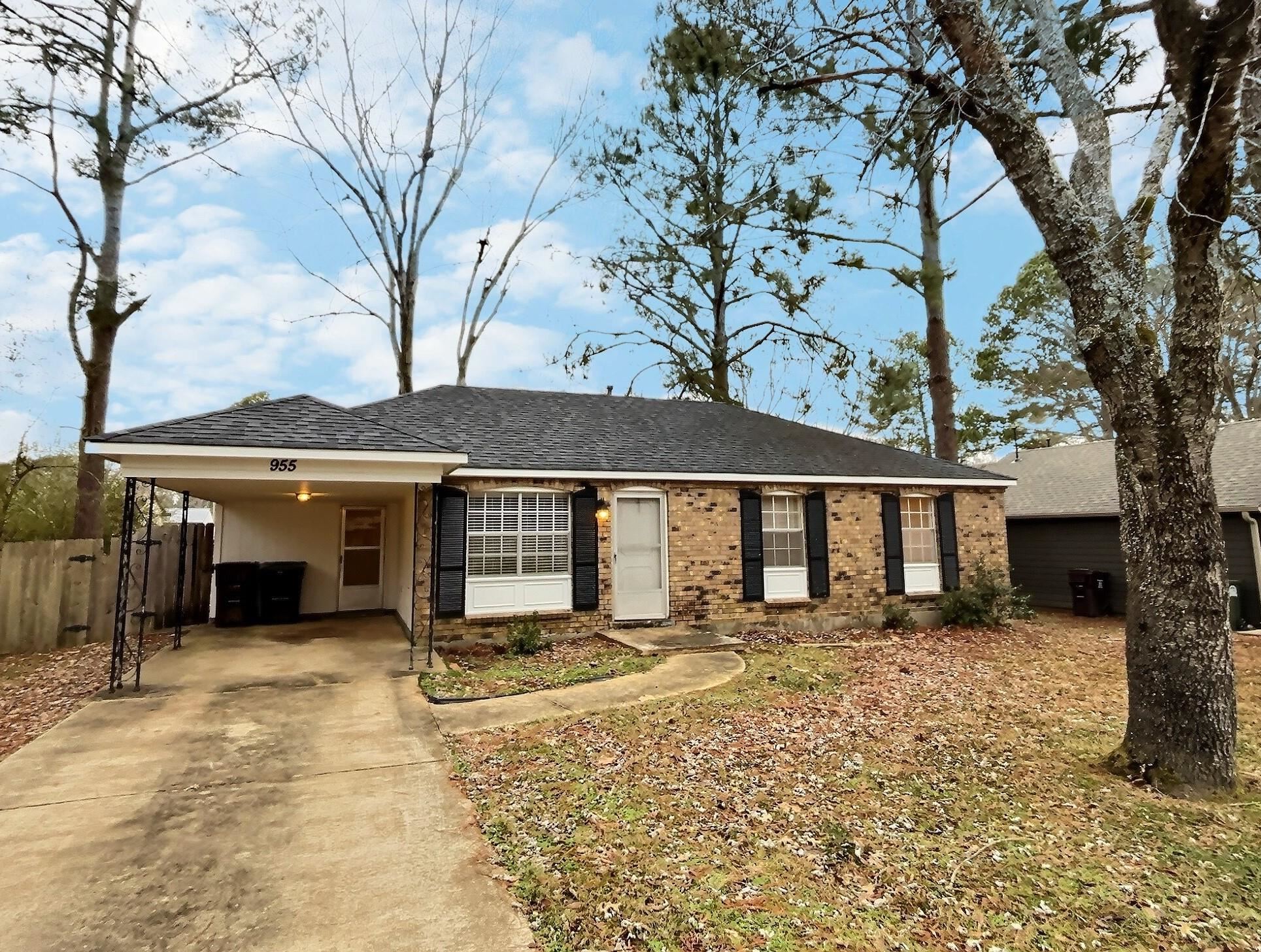 955 Poplar Leaf Rd Property Photo 1