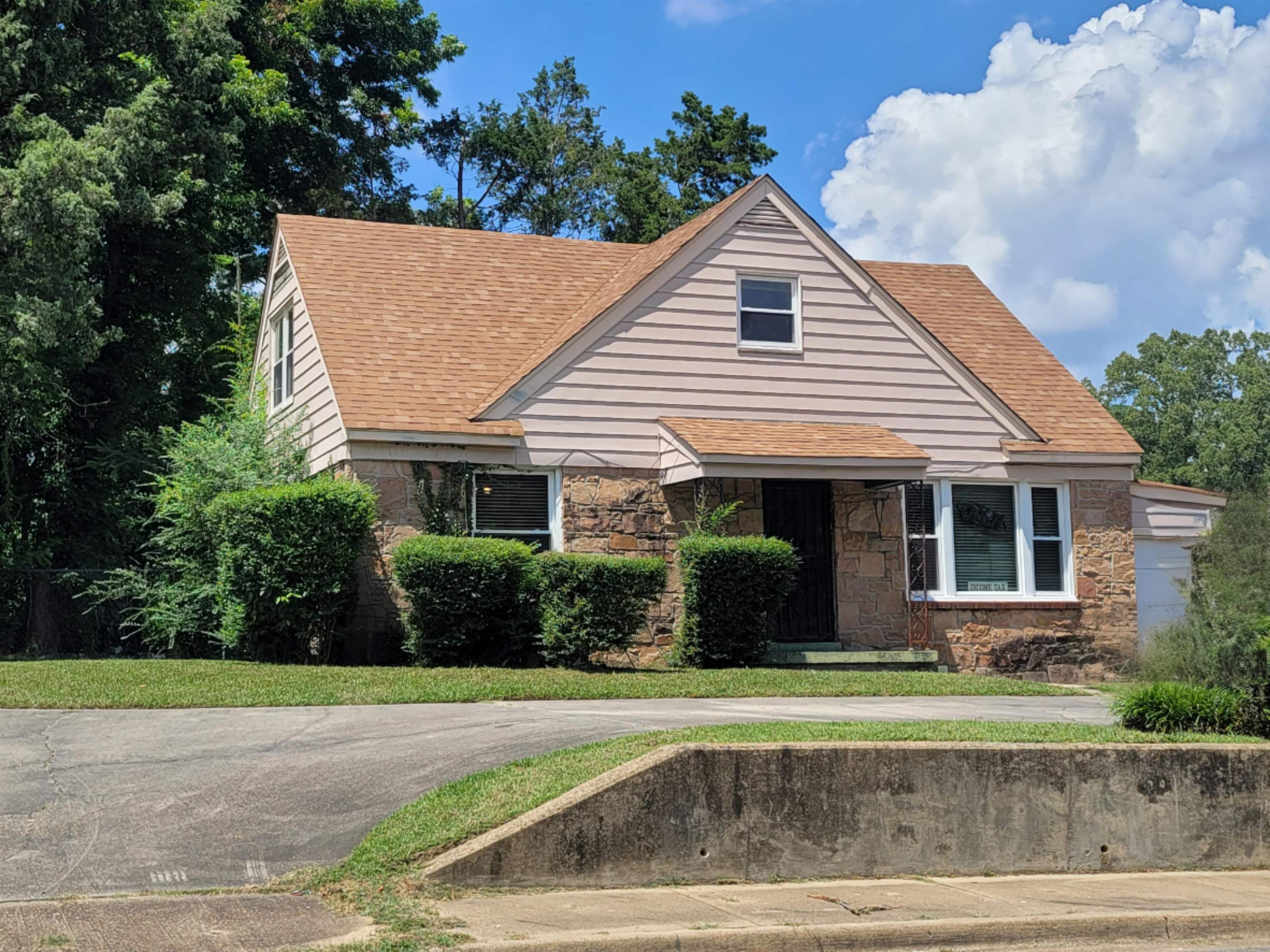 516 E Raines Rd Property Photo 1