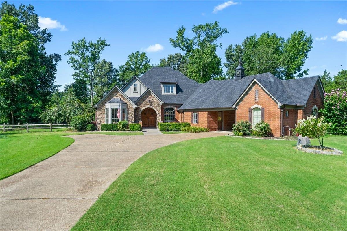 325 Woodsedge Dr Property Photo 1